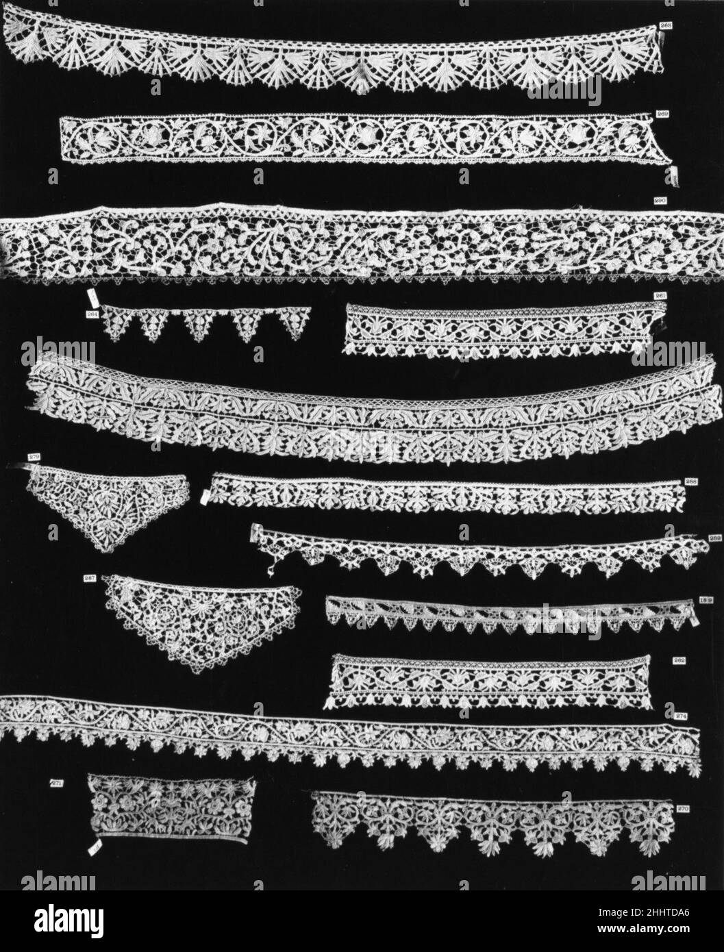 Strip 17th Century Italian Punto dans aria, littéralement « des « sous l'air », est l'un des premiers styles de dentelle à aiguille, qui est lui-même développé à partir de travaux de découpe de conception principalement géométrique.Lorsque les stimulateurs laissaient passer à l'utilisation d'une fondation de fils disposés selon un modèle dessiné sur parchemin, ils pouvaient intégrer davantage de lignes et de courbes fluides dans leurs conceptions.Bande.Italien.17th siècle.Dentelle à aiguille, punto dans aria.Textiles-lacets Banque D'Images Strip 17th Century Italian Punto dans aria, littéralement « des « sous l'air », est l'un des premiers styles de dentelle à aiguille, qui est lui-même développé à partir de travaux de découpe de conception principalement géométrique.Lorsque les stimulateurs laissaient passer à l'utilisation d'une fondation de fils disposés selon un modèle dessiné sur parchemin, ils pouvaient intégrer davantage de lignes et de courbes fluides dans leurs conceptions.Bande.Italien.17th siècle.Dentelle à aiguille, punto dans aria.Textiles-lacets Banque D'Images
