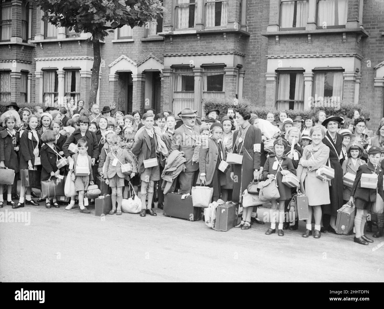 Les évacuations de civils en Grande-Bretagne pendant la Seconde Guerre mondiale ont été conçues pour sauver la population des zones urbaines ou militaires des bombardements aériens allemands de villes et de cibles militaires telles que les quais.Les enfants, ont été déplacés dans les zones rurales considérées comme moins à risque.L'opération pied Piper a débuté le 1st septembre et s'est déroulée le 3rd septembre 1939.Plus de 1,5 millions de personnes ont été évacuées.D'autres vagues d'évacuation officielle et de réévacuation se sont produites sur les côtes sud et est en juin 1940, lorsqu'une invasion maritime était attendue, et dans les villes touchées après le début du Blitz en septembre 19 Banque D'Images
