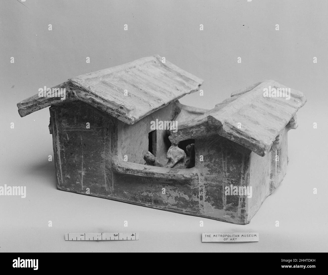 Maison avec cour 1st–début 3rd siècle Chine Poterie des modèles de maisons et de structures de ferme ont été fréquemment inclus dans les inhumations de Han de l'est pour assurer l'après-vie.Maison avec cour.Chine.1st–début du 3rd siècle.Faïence avec glaçure de plomb verte.Dynastie des Han de l'est (25–220).Céramique Banque D'Images