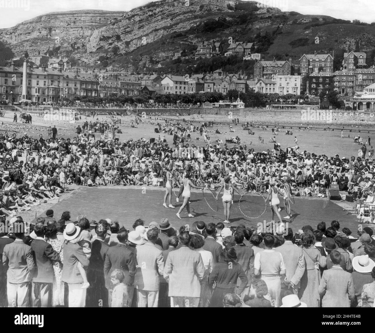 L'équipe d'exposition acrobatique Mirror 8 divertit la foule sur la plage de Llandudno à Conway, dans le nord du pays de Galles, vers 1937.Miroir huit Banque D'Images