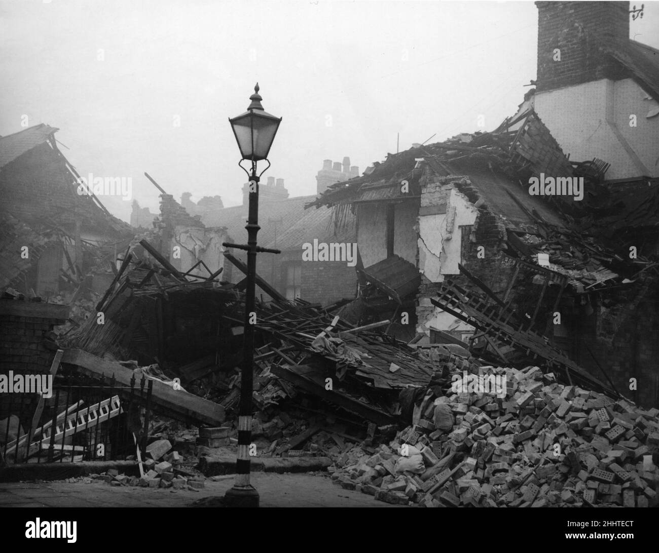 Au milieu de la dévastation de Cave Street, Beverley Road, Hull, une lampe à gaz est restée, âprée contre le ciel noir, comme pour symboliser l'esprit et le défi de la population de Hull.À la fin de la Seconde Guerre mondiale, plus de 80 % des logements de la ville avaient été endommagés ou détruits par des bombardements aériens.12th mai 1941 Banque D'Images