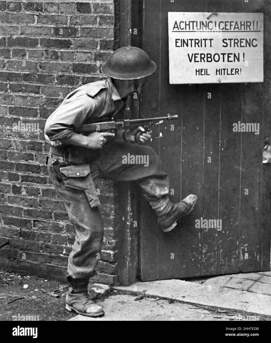 Le soldat de l'armée britannique utilise un fusil tommy pendant son entraînement pour s'embuer d'un immeuble allemand maquette le 1942 mai. Banque D'Images
