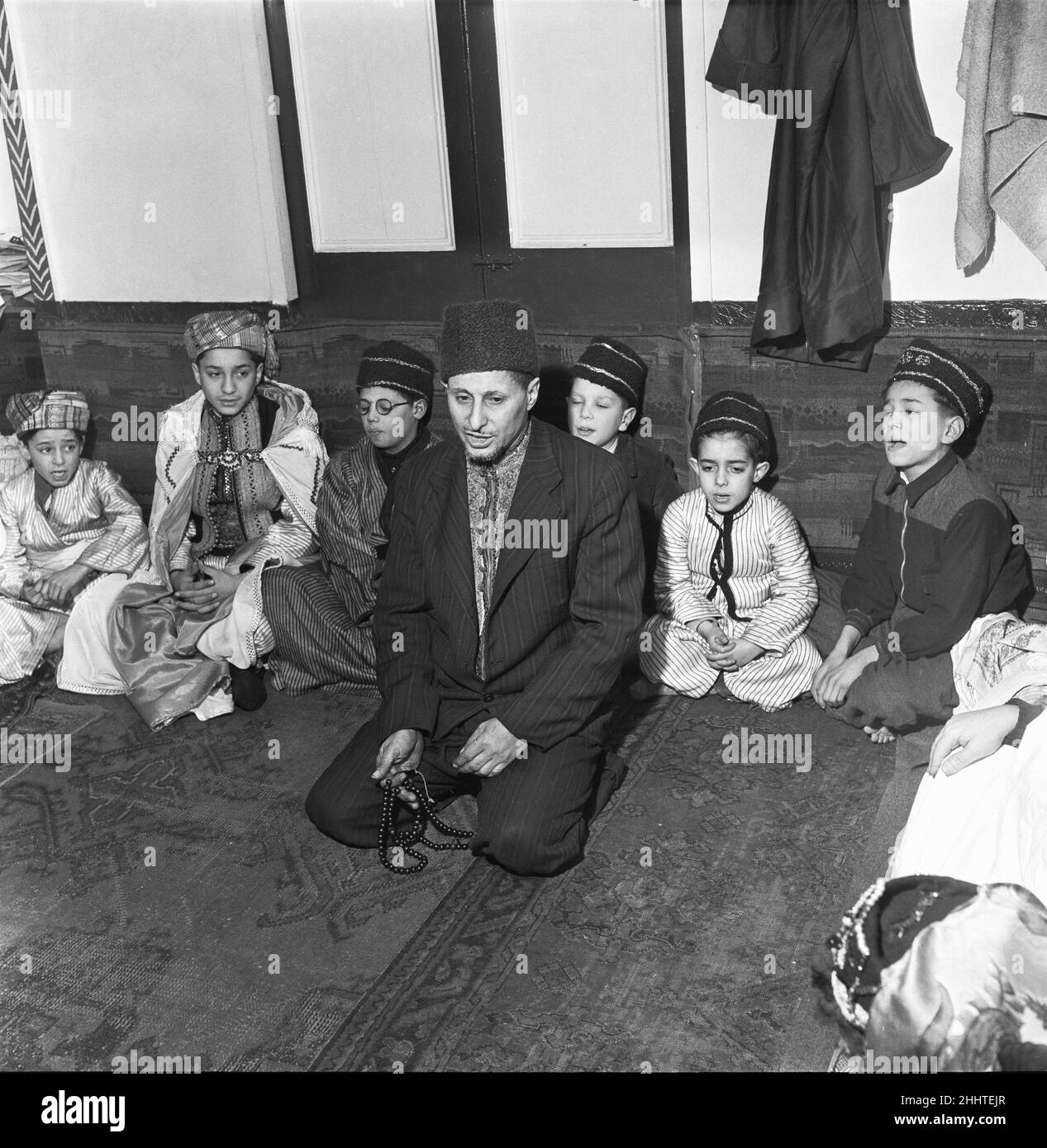 Les enfants fréquentent la mosquée de Peel Street à Tiger Bay, Cardiff.1st mars 1954 Banque D'Images