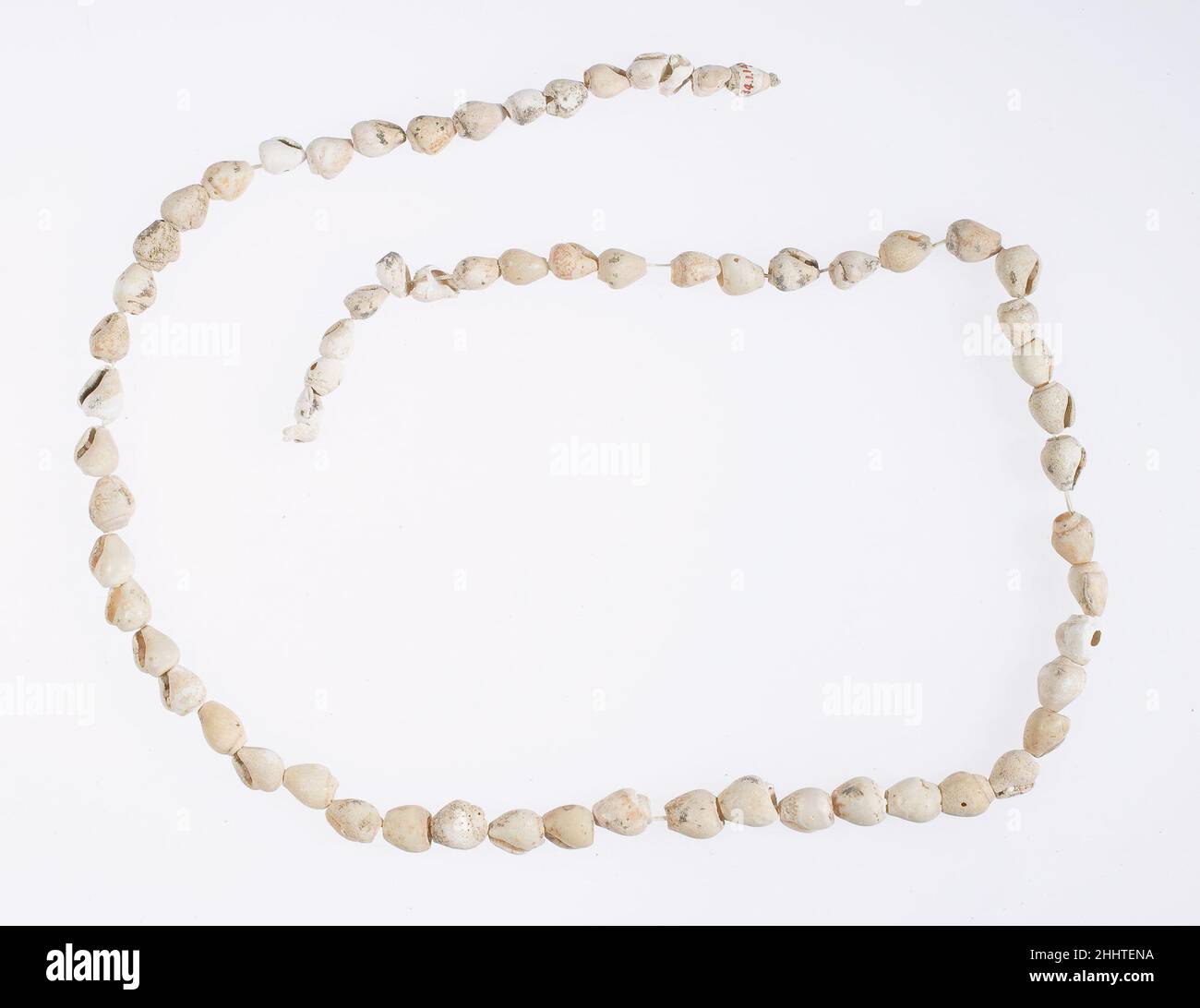 Hepy, chaîne de coquillages périwinkle ca.1950–1885 C.-B. Royaume du milieu.Hepy, chaîne de coquillages periwinkle. CA.1950–1885 C.-B.Shell (Marine), Nacre, Pearl.Royaume du milieu.D'Égypte, région Memphite, Lisht Sud, tombe à l'ouest de la tombe de Senwosretankh, Pit 3, Burial d'Hepy, éparpillé devant le mur de blocage, fouilles de MMA, 1933–34.Dynastie 12, début-mi Banque D'Images