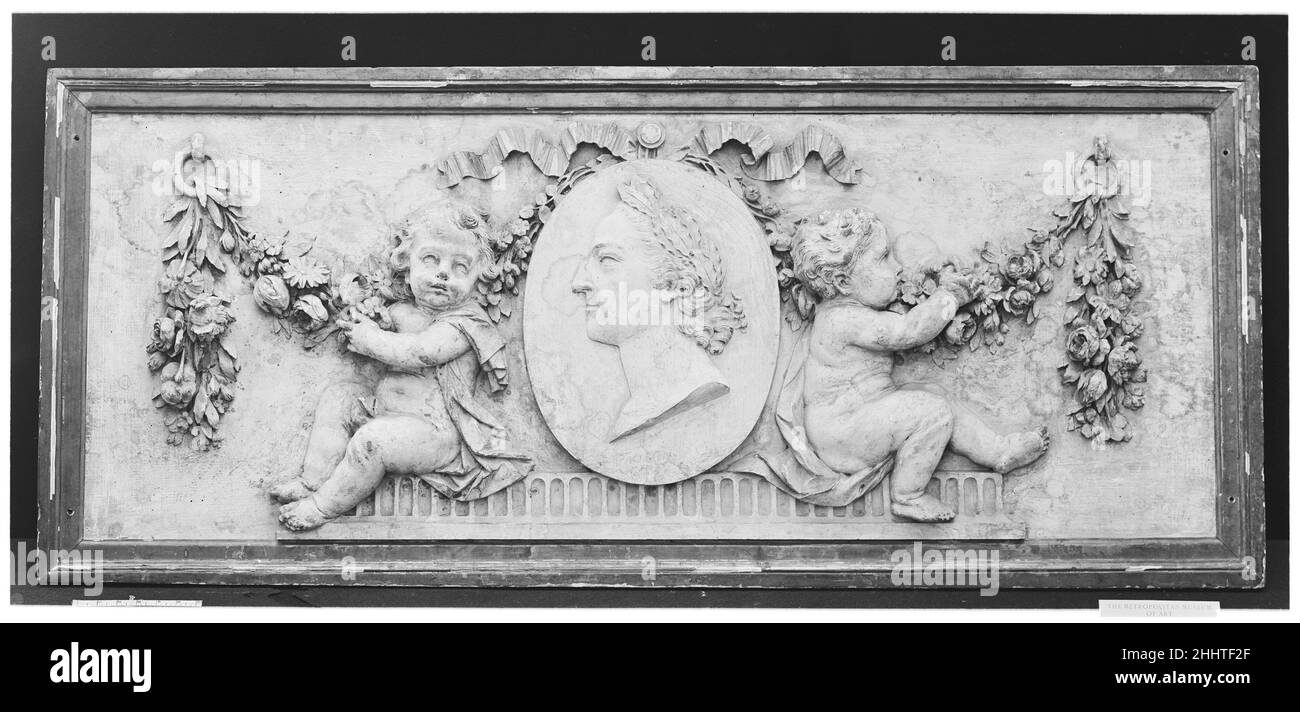 Paire de portes ouvertes env.1770 Français le médaillon au centre de 07.225.101a est sculpté avec un portrait de profil de Louis XV (1710–1774).Ce pendentif, ainsi qu'une porte-fenêtre, également dans la collection du Musée, seraient issus du Château de Saint-Cloud, près de Paris, qui appartenait à la famille Orléans pendant la majeure partie du XVIIIe siècle jusqu'en 1785, quand il fut acheté par Louis XVI comme cadeau pour Marie-Antoinette.Paire de portes-fenêtres.Français ca.1770. Bois sculpté.Boiseries Banque D'Images