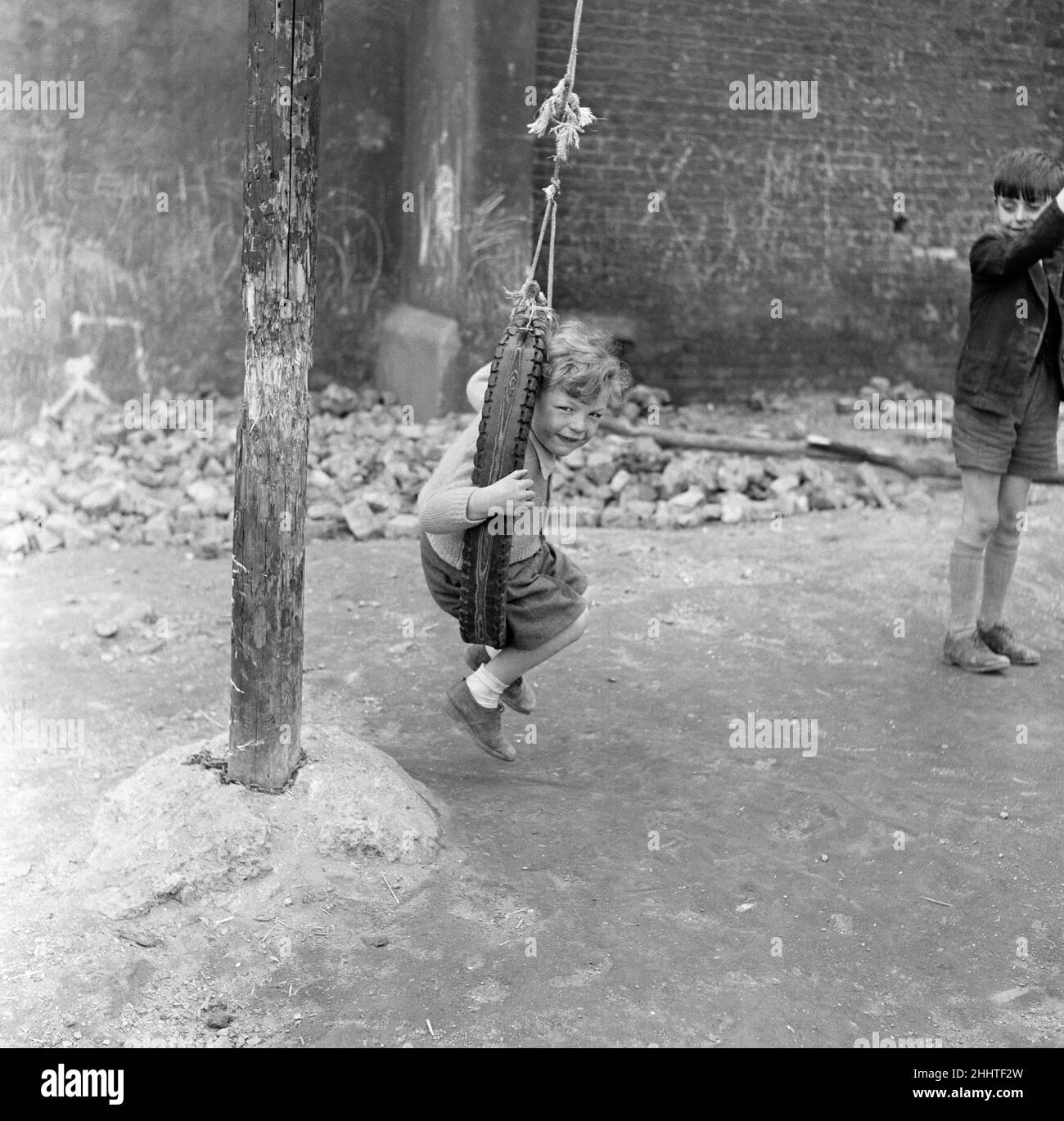 Garçons jouant au terrain de jeu d'aventure Clydesdale Road.18th mai 1955. Banque D'Images