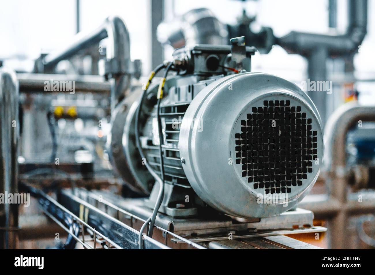 Station de pompage pour le pompage de liquides système de tuyauterie en acier complexe Banque D'Images