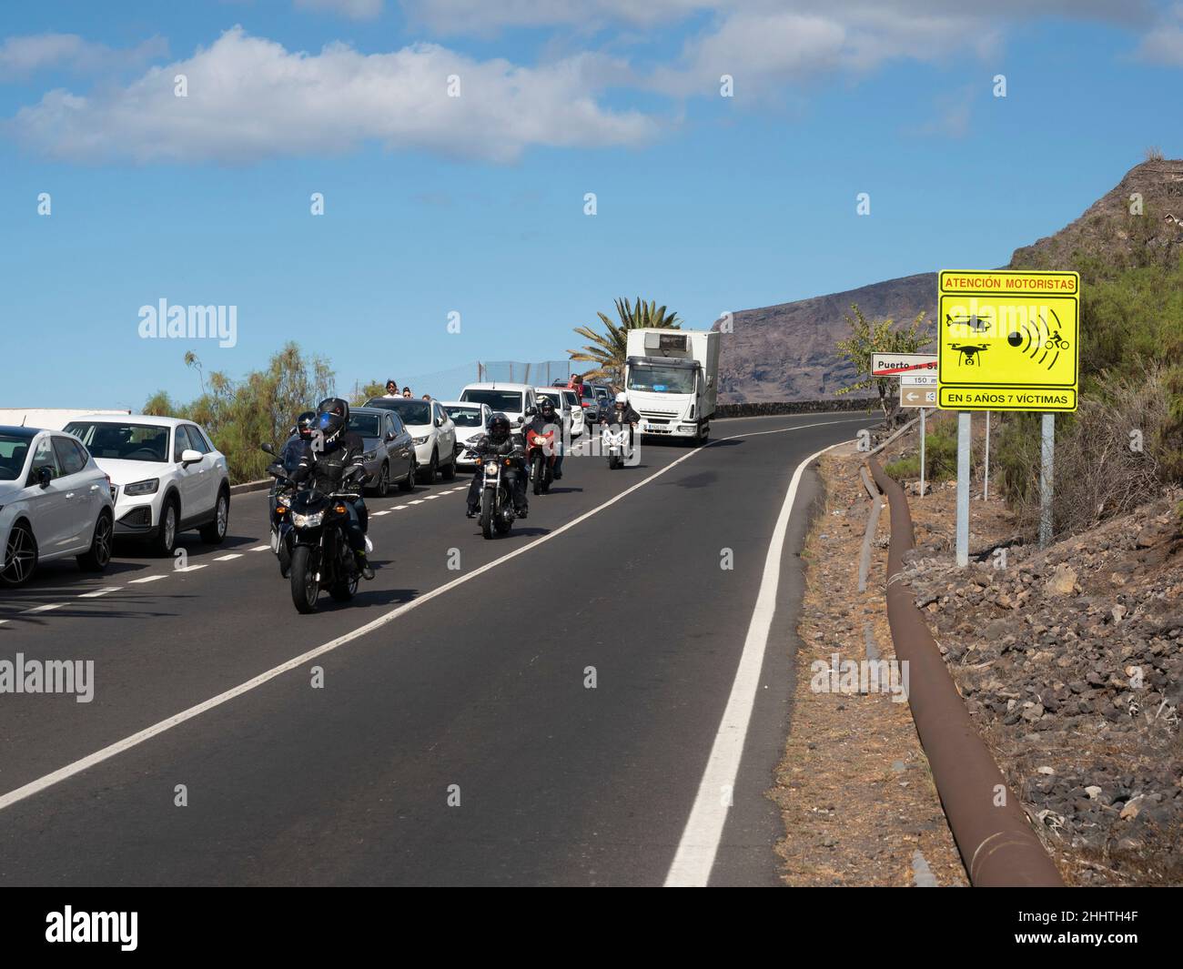 Puerto Santiago, Tenerife - panneaux d'avertissement de vitesse sur la route TF-454 près du Mirador de Archipenque, route dangereuse. Banque D'Images