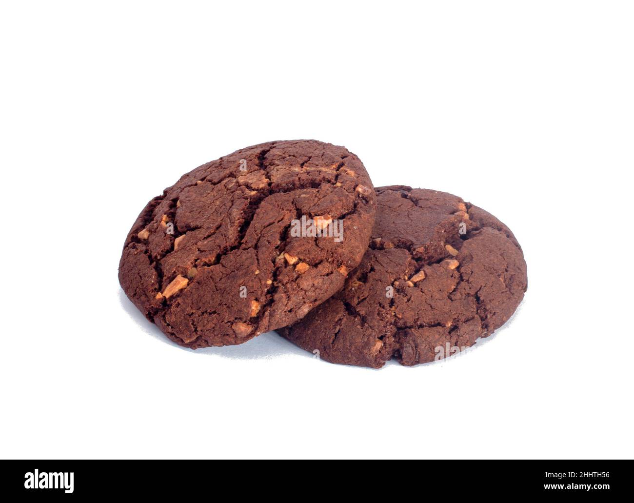 Biscuits savoureux au chocolat américain avec des noix isolées sur fond blanc Banque D'Images