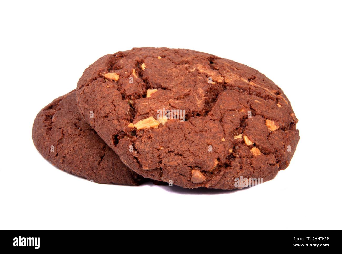 Biscuits savoureux au chocolat américain avec des noix isolées sur fond blanc Banque D'Images
