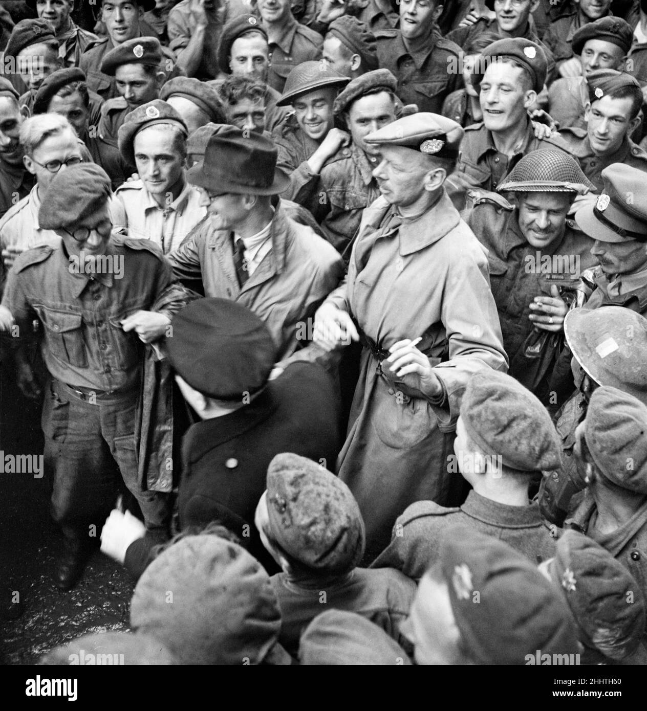 Le Premier ministre britannique Winston Churchill en photo lors de sa visite en Normandie dans le nord de la France, six semaines après le débarquement allié du jour-D et l'invasion de la France occupée par les nazis dans le nord de la Seconde Guerre mondiale.23rd juillet 1944. Banque D'Images