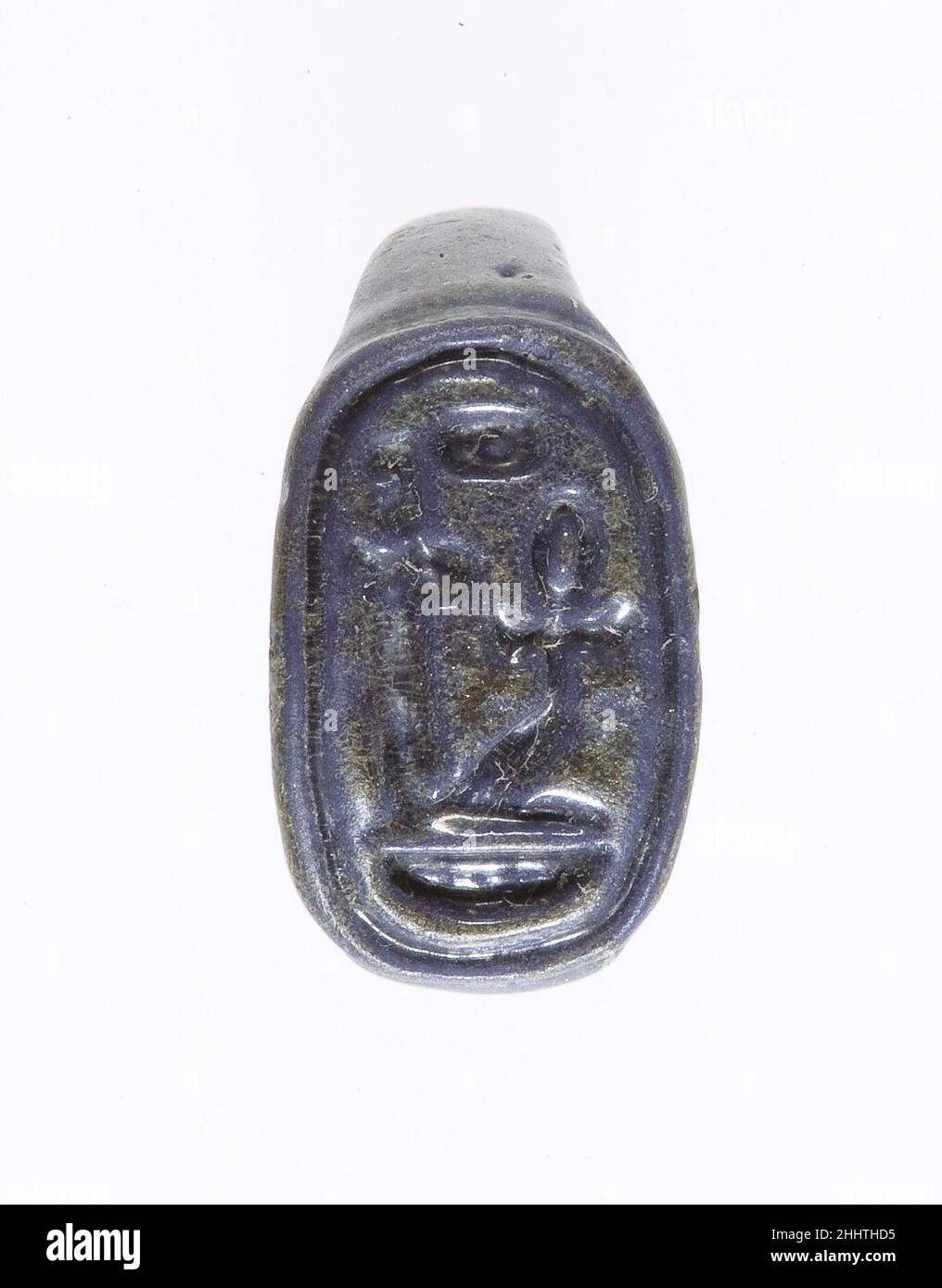 Bague inscrite avec le nom du trône d'Amenhotep III ca.1390–1352 C.-B. Nouveau-Royaume de nombreux anneaux de foi complets et fragmentaires ont été excavés par l'expédition égyptienne du Metropolitan Museum à Malqata, qui est située sur la rive ouest de l'oposite du Nil, la ville moderne de Louxor.Malqata était le site où Amenhotep III a célébré ses trois festivals de réjuvination.Cet anneau est inscrit avec le nom du trône du roi, Nebmaatre, qui signifie que « Re (le dieu du soleil) est le seigneur de la vérité ».La couleur bleu foncé est inhabituelle, bien qu'elle se produise assez fréquemment sur le site.Un rendu plus clair du nom peut le faire Banque D'Images