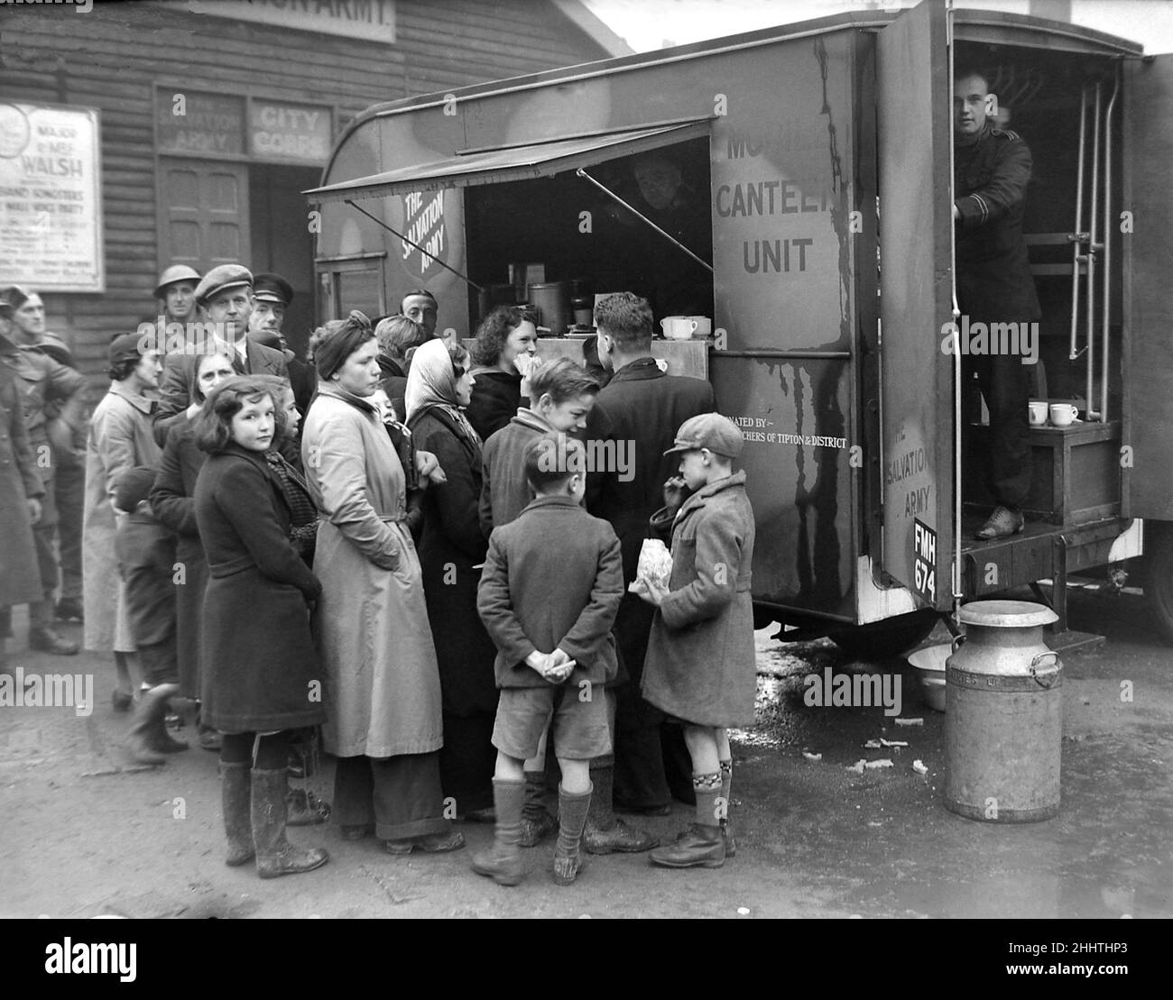 Les gens se rassemblent autour de la cantine mobile située à l'Armée du Salut à Coventry peu après l'attaque aérienne dévastatrice de la Luftwaffe allemande.18th novembre 1940. Banque D'Images