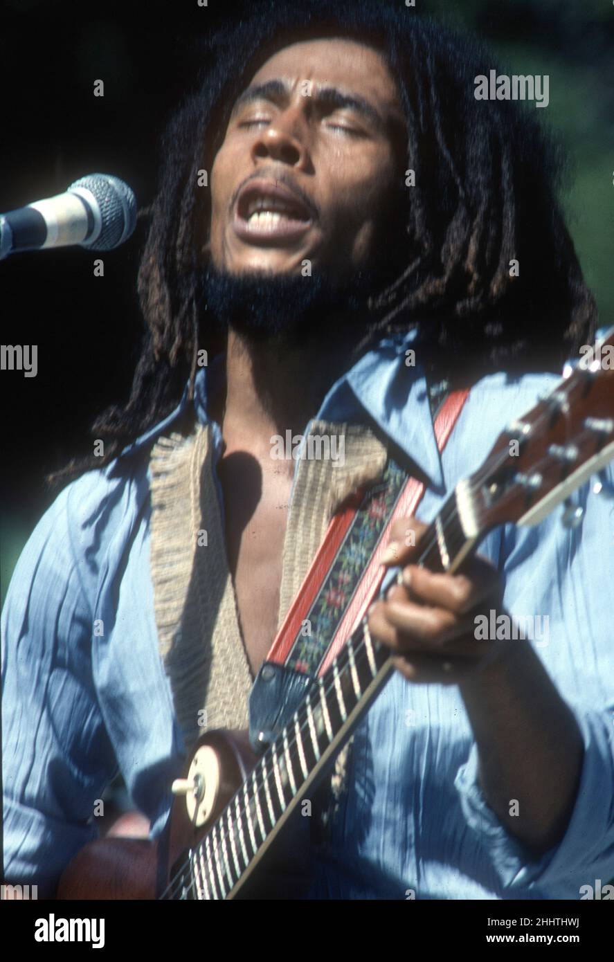 SANTA BARBARA, CA - MAI 31 : musicien, chanteur, auteur-compositeur et icône culturelle jamaïcain Bob Marley, qui interprète avec son groupe, The Wailers, au Santa Barbara County Bowl à Santa Barbara, CA, le 31 mai 1976.Crédit: Jeffrey Mayer / Rock négatifs / MediaPunch Banque D'Images