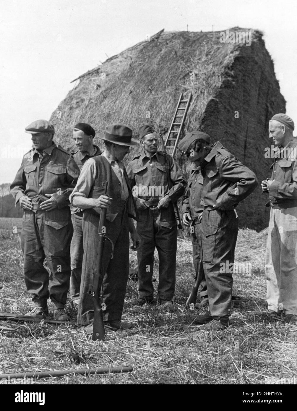 Hommes des volontaires de la Défense locale, avant que le nom soit changé pour la garde à domicile.26th mai 1940. Banque D'Images