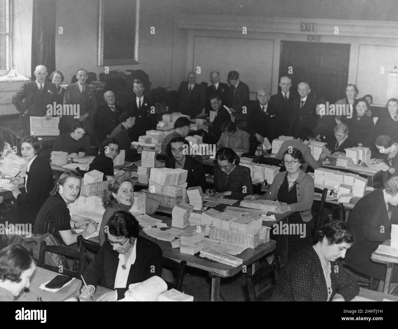 Une scène animée au Bureau de contrôle des aliments de Newcastle, en tant que travailleurs bénévoles préparant des cartes de ration alimentaire 14th octobre 1939 Banque D'Images Une scène animée au Bureau de contrôle des aliments de Newcastle, en tant que travailleurs bénévoles préparant des cartes de ration alimentaire 14th octobre 1939 Banque D'Images