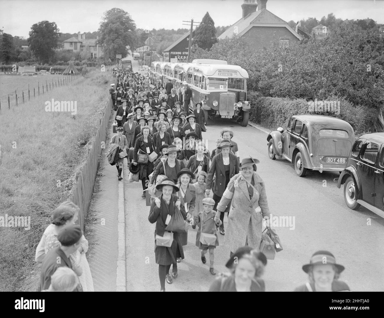 Les évacuations de civils en Grande-Bretagne pendant la Seconde Guerre mondiale ont été conçues pour sauver la population des zones urbaines ou militaires des bombardements aériens allemands de villes et de cibles militaires telles que les quais.Les enfants, ont été déplacés dans les zones rurales considérées comme moins à risque.L'opération pied Piper a débuté le 1st septembre et s'est déroulée le 3rd septembre 1939.Plus de 1,5 millions de personnes ont été évacuées.D'autres vagues d'évacuation officielle et de réévacuation se sont produites sur les côtes sud et est en juin 1940, lorsqu'une invasion maritime était attendue, et dans les villes touchées après le début du Blitz en septembre 19 Banque D'Images