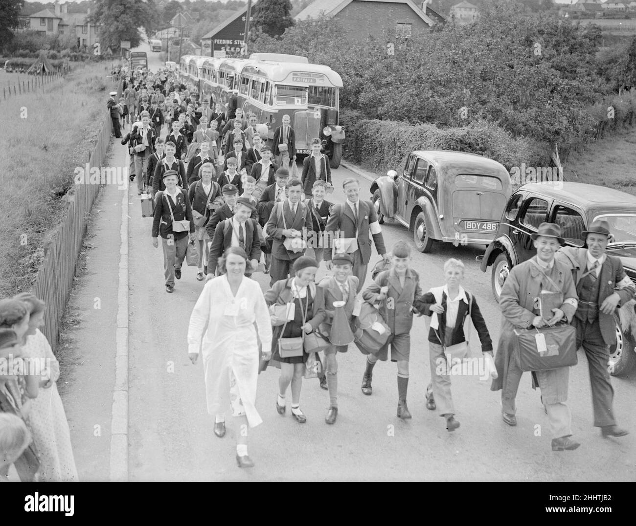 Les évacuations de civils en Grande-Bretagne pendant la Seconde Guerre mondiale ont été conçues pour sauver la population des zones urbaines ou militaires des bombardements aériens allemands de villes et de cibles militaires telles que les quais.Les enfants, ont été déplacés dans les zones rurales considérées comme moins à risque.L'opération pied Piper a débuté le 1st septembre et s'est déroulée le 3rd septembre 1939.Plus de 1,5 millions de personnes ont été évacuées.D'autres vagues d'évacuation officielle et de réévacuation se sont produites sur les côtes sud et est en juin 1940, lorsqu'une invasion maritime était attendue, et dans les villes touchées après le début du Blitz en septembre 19 Banque D'Images