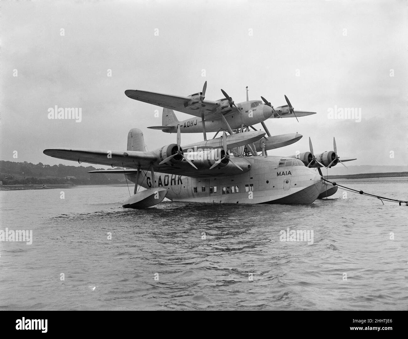 Le Short-Mayo avion composite composé court S.21 Maia, (G-ADHK) qui était une variante de la court 'C-Class' d'hydravion Empire équipé d'un pylône ou chevalets sur le dessus du fuselage à l'appui court S.20 Le mercure(G-ADHJ) vu ici dans la Medway Banque D'Images