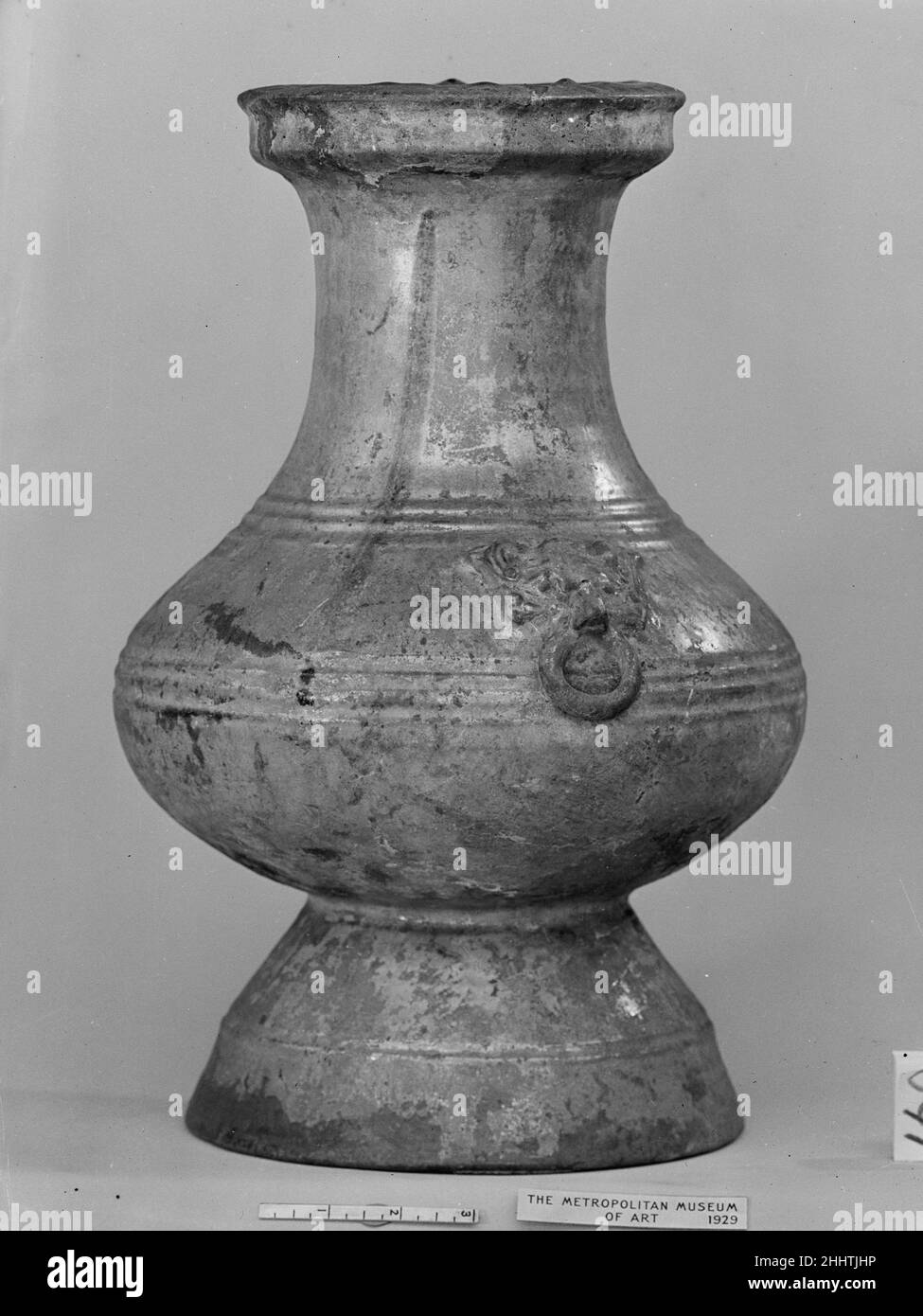 Pot en forme de contenant en bronze (hu) Chine du 1st au 2nd siècle.Bol en forme de contenant en bronze (hu).Chine.1st–2nd siècle.Faïence avec glaçure vert plomb.Dynastie Han (206 B.C.–A.D.220).Céramique Banque D'Images