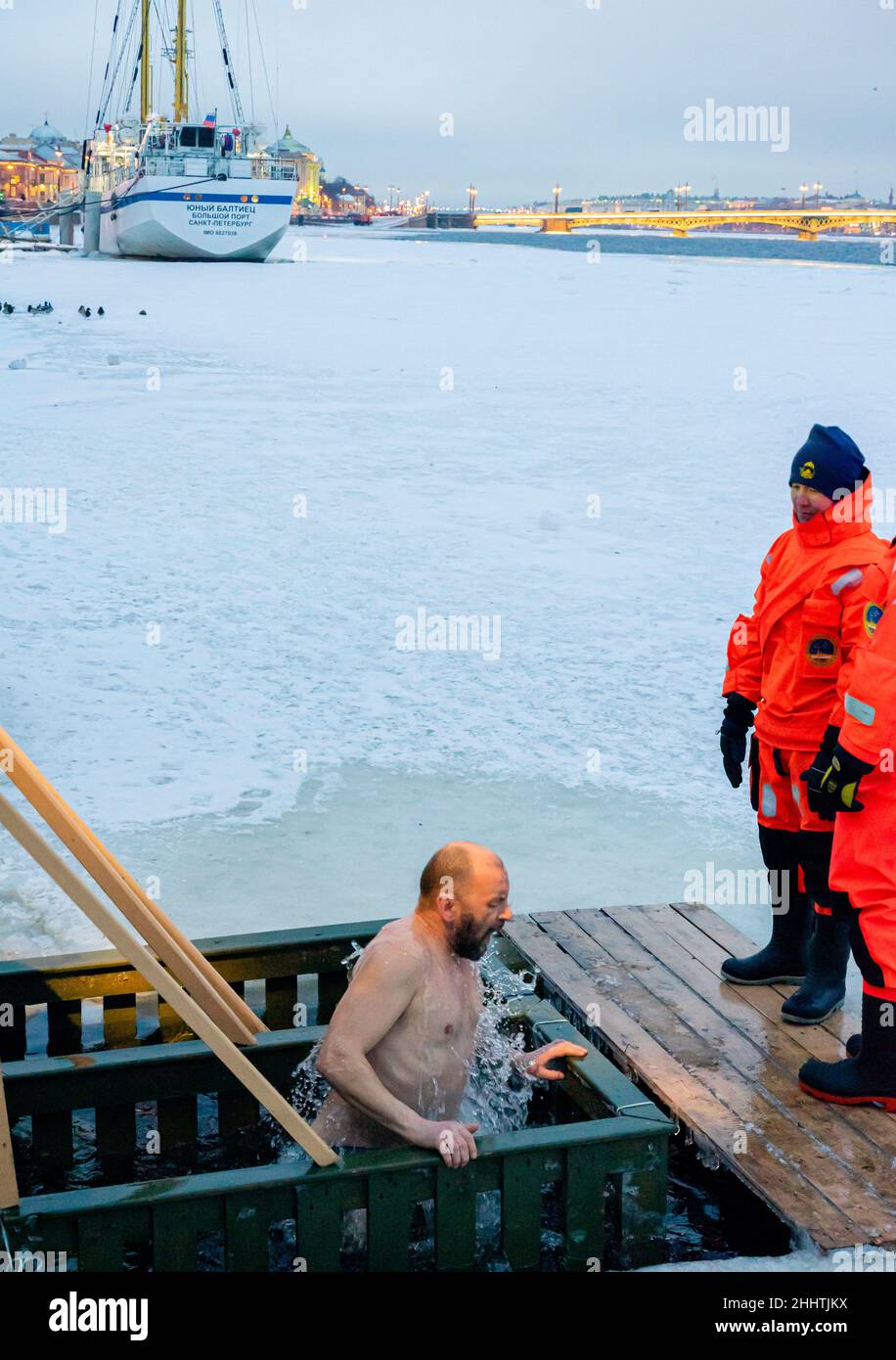 Un homme submergeant dans l'eau froide de glace comme baptême orthodoxe épiphanie se baignant dans la rivière Neva, Saint-Pétersbourg, Russie Banque D'Images