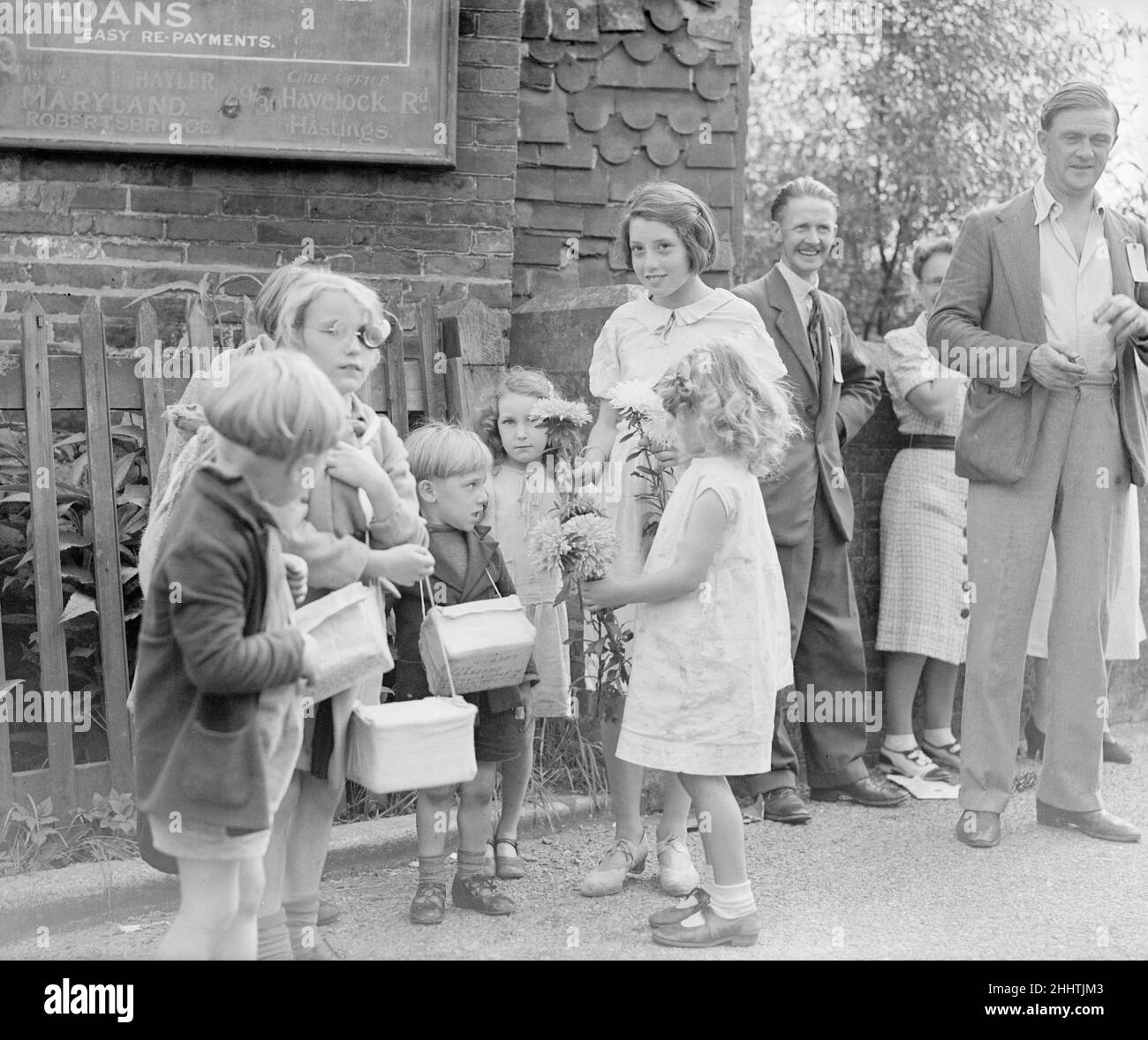 Les évacuations de civils en Grande-Bretagne pendant la Seconde Guerre mondiale ont été conçues pour sauver la population des zones urbaines ou militaires des bombardements aériens allemands de villes et de cibles militaires telles que les quais.Les enfants, ont été déplacés dans les zones rurales considérées comme moins à risque.L'opération pied Piper a débuté le 1st septembre et s'est déroulée le 3rd septembre 1939.Plus de 1,5 millions de personnes ont été évacuées.D'autres vagues d'évacuation officielle et de réévacuation se sont produites sur les côtes sud et est en juin 1940, lorsqu'une invasion maritime était attendue, et dans les villes touchées après le début du Blitz en septembre 19 Banque D'Images