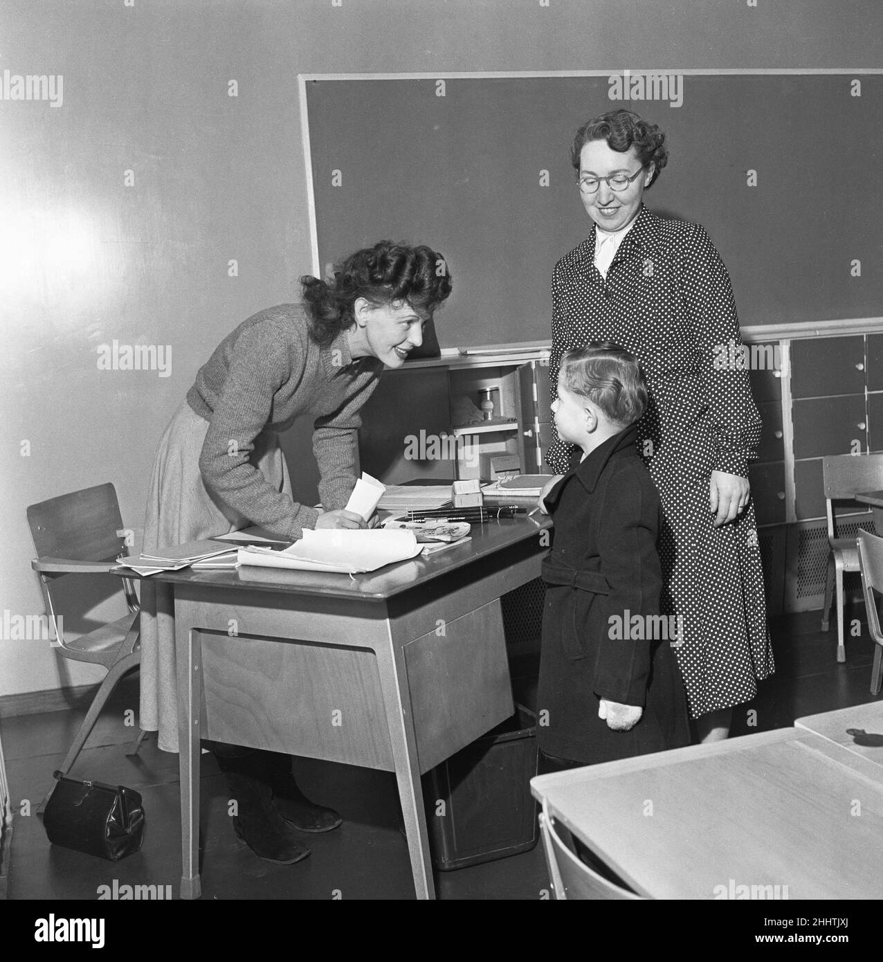 Une enseignante accueille un nouvel ajout à sa classe à la South Mead School, Southfield, Wimbledon.14th janvier 1954 Banque D'Images