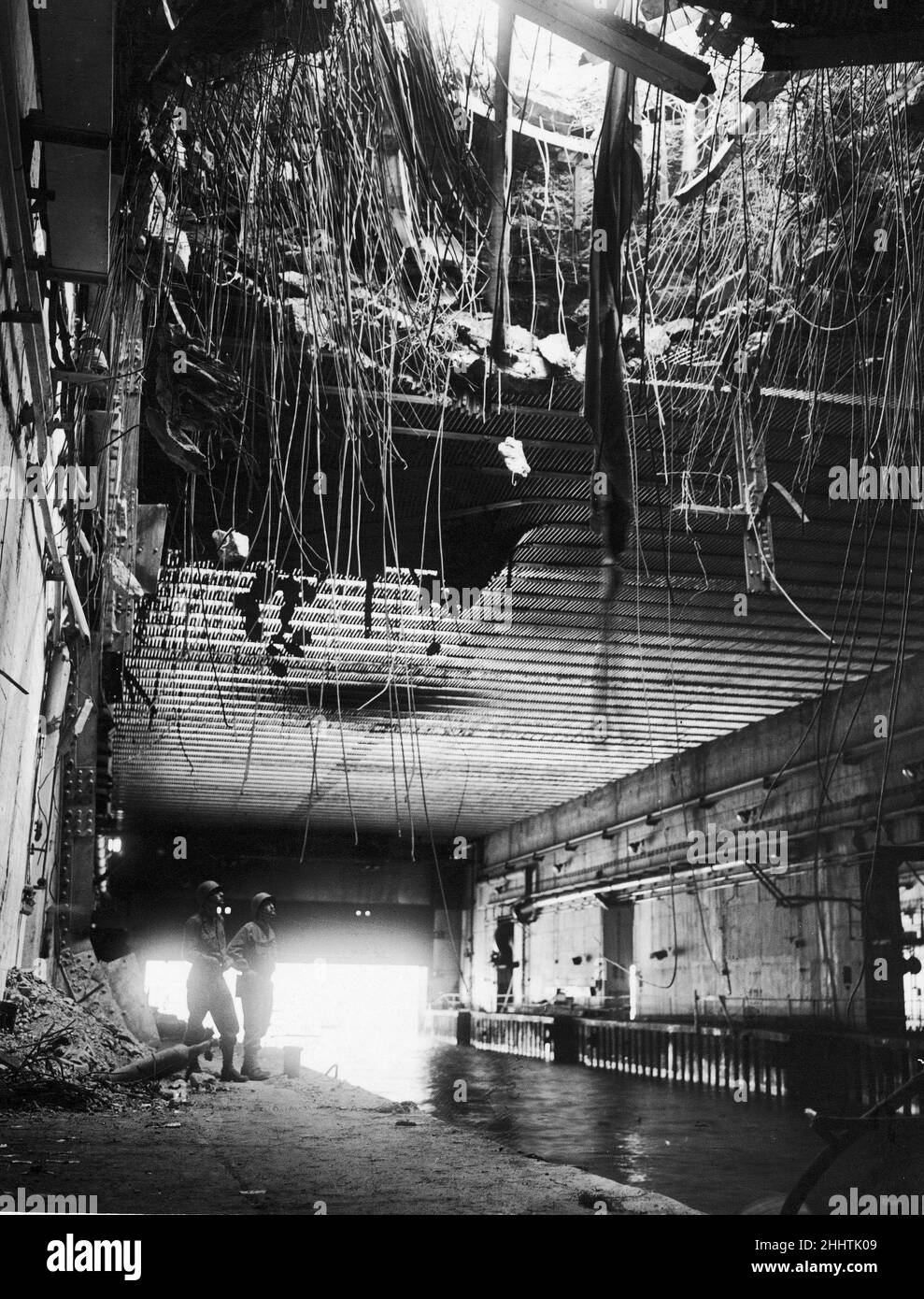 Un trou de 40 pieds réalisé par des bombes RAF dans le toit d'un des stylos U-boat à Brest.19th septembre 1944 Banque D'Images