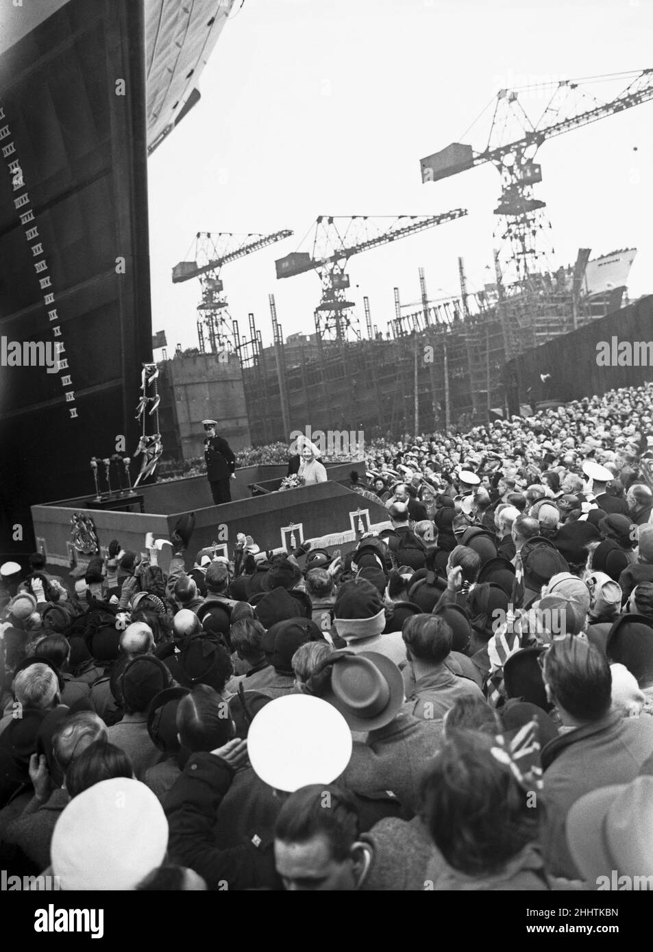 Lancement du HMS Ark Royal au chantier naval Cammell Laird, Birkenhead, Merseyside, 3rd mai 1950.La reine Elizabeth arrive à la gare de Bromborough avant le lancement du navire de cérémonie. Banque D'Images