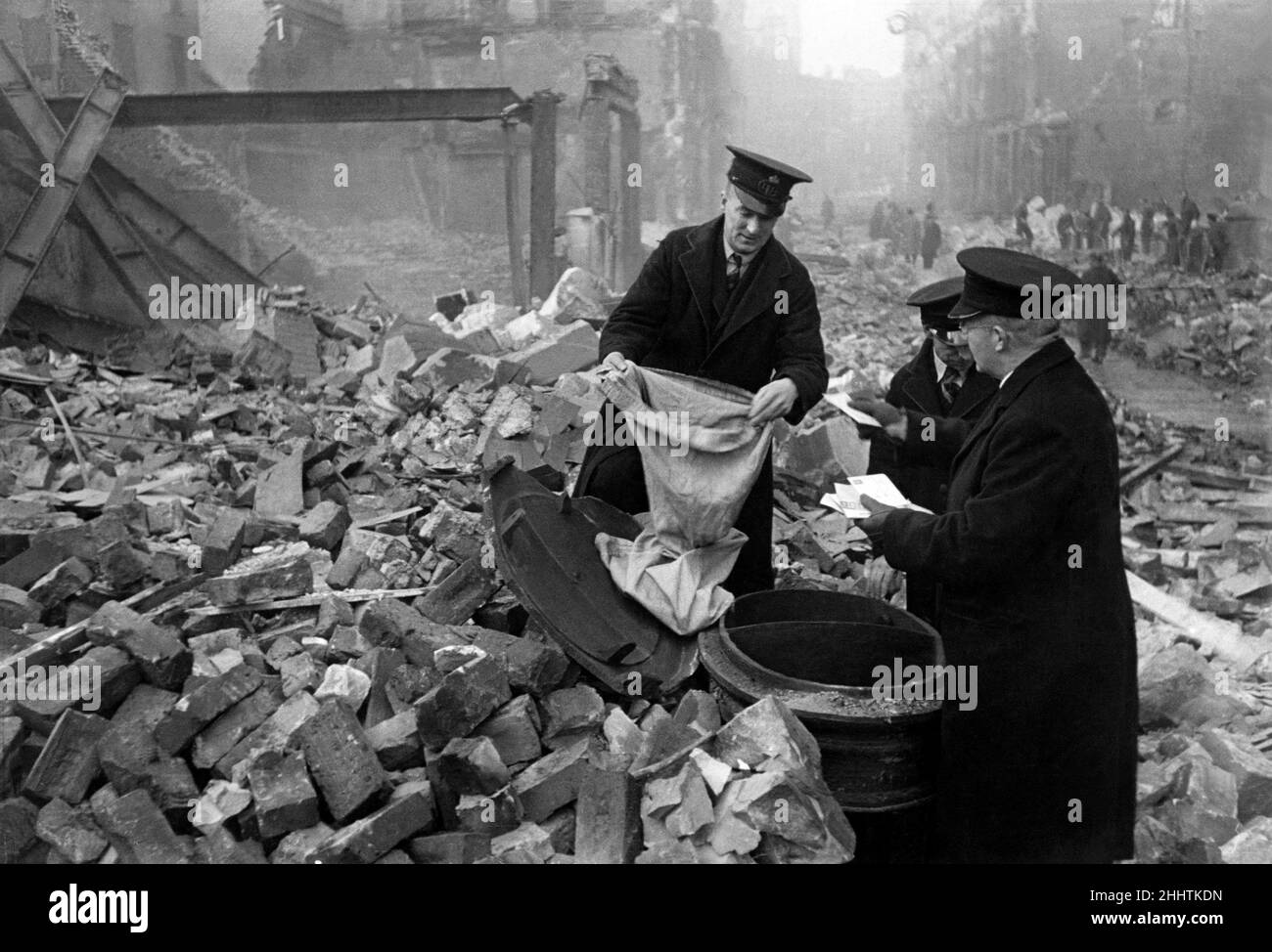 Les posters passent par l'épave de leur bureau de tri du centre de Londres à la recherche de lettres qui ont surmonté le blitz.Septembre 1940.P000059 Banque D'Images Les posters passent par l'épave de leur bureau de tri du centre de Londres à la recherche de lettres qui ont surmonté le blitz.Septembre 1940.P000059 Banque D'Images