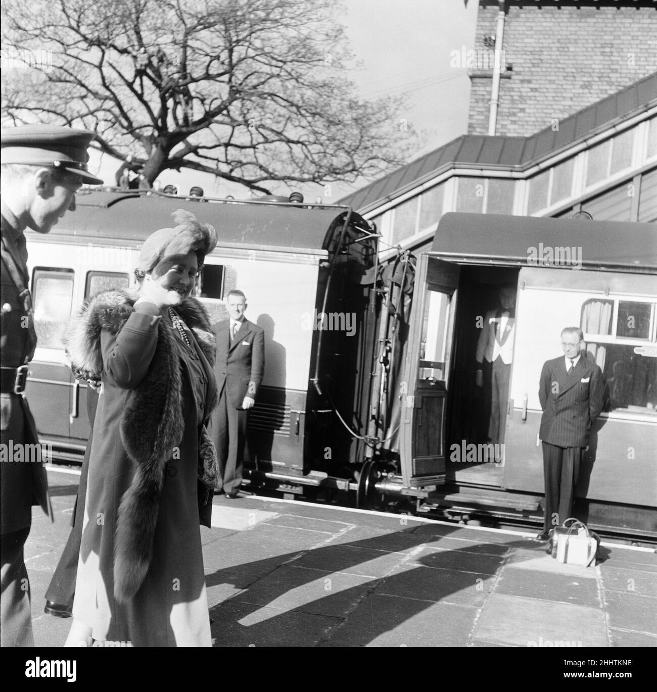 Lancement du HMS Ark Royal au chantier naval Cammell Laird, Birkenhead, Merseyside, 3rd mai 1950.La reine Elizabeth arrive à la gare de Bromborough avant le lancement du navire de cérémonie le mardi 2nd mai 1950. Banque D'Images