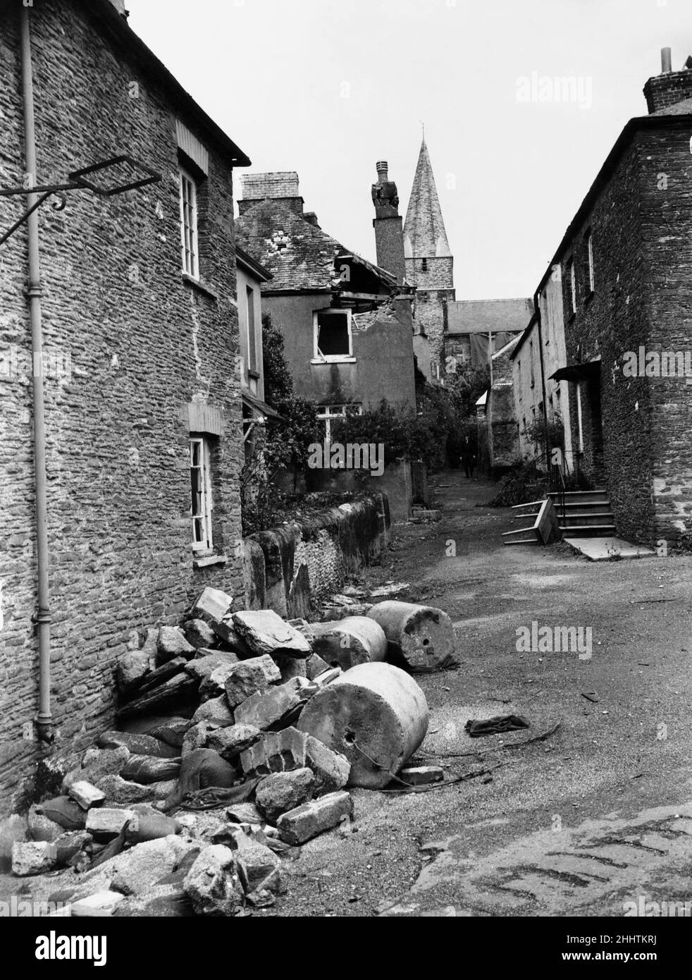 Les villages désertiques de la côte sud du Devon sont marqués par la bataille et éclatent après que la zone ait été utilisée comme champ de bataille par les forces américaines dans un entraînement d'invasion extensif.spectacles d'images: Dommages dans le village de Stokenham avec l'église de Slapton en arrière-plan.18th juillet 1944 Banque D'Images