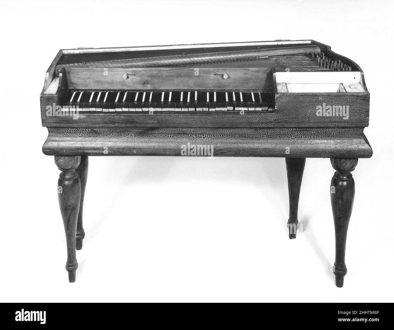 Piano carré ca.1790 attribué à Johann Matthäus Schmahl allemand la forme du boîtier de ce piano est faite pour ressembler à une harpe qui se trouve sur son côté.Mozart aurait soi-disant porté un piano comme celui-ci pour s'entraîner dans ses voyages.Schmahl a appelé ce type d'instrument un harfe liegende, ou piano à harpe.Ce type d'instrument a probablement été fait pour imiter les dulcimers martelés qui étaient populaires à l'époque, en particulier le type connu sous le nom de pantalons, rendu célèbre par le joueur virtuose Hebenstreit Pantaleone.Il y a deux boutons au-dessus du clavier, l'un contrôle un muet et l'autre interpose leathe Banque D'Images