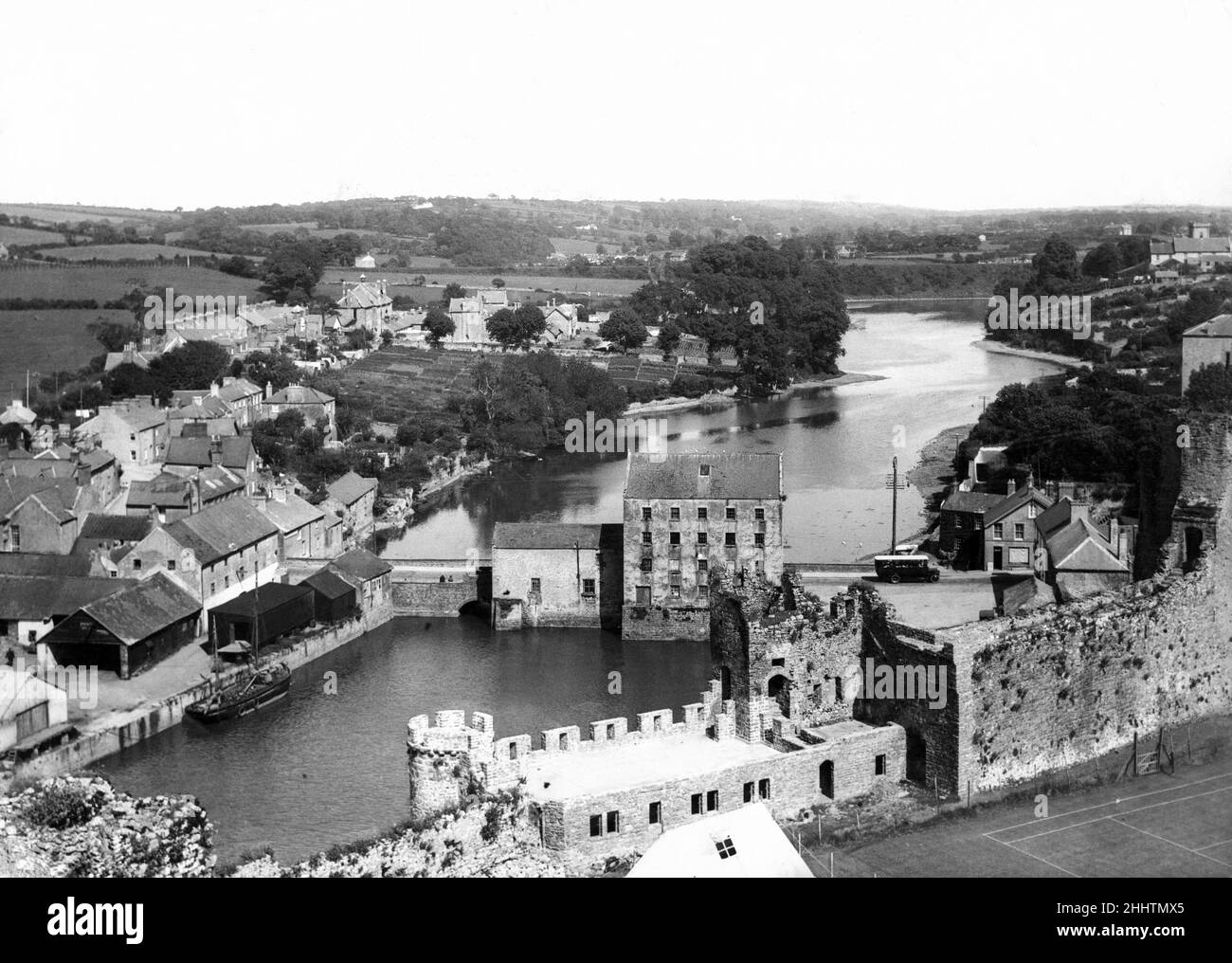 Vue sur Pembroke, depuis le sommet, prenez le Grand Keep du château de Pembroke.Février 1939. Banque D'Images