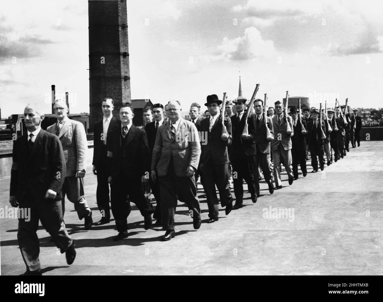 Le peloton LDV de Messers Serpells, Reading.Marche pour une parade du dimanche matin.10th juillet 1940 Banque D'Images