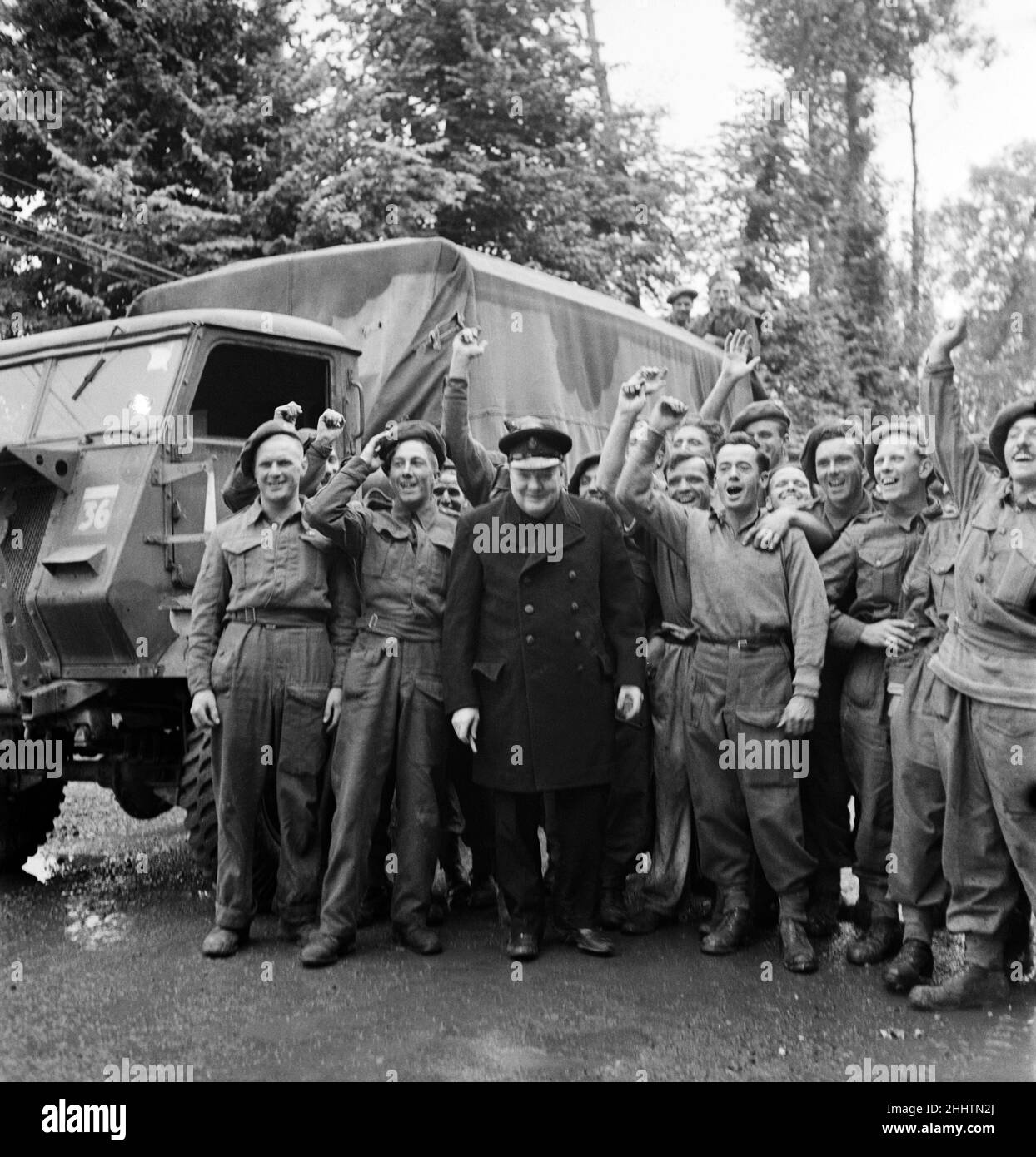 Le Premier ministre britannique Winston Churchill en photo lors de sa visite en Normandie dans le nord de la France, six semaines après le débarquement allié du jour J et l'invasion de la France du nord occupée par les nazis pendant la Seconde Guerre mondiale. Ici, il est vu debout avec des soldats britanniques acclamantes le 23rd juillet 1944. Banque D'Images
