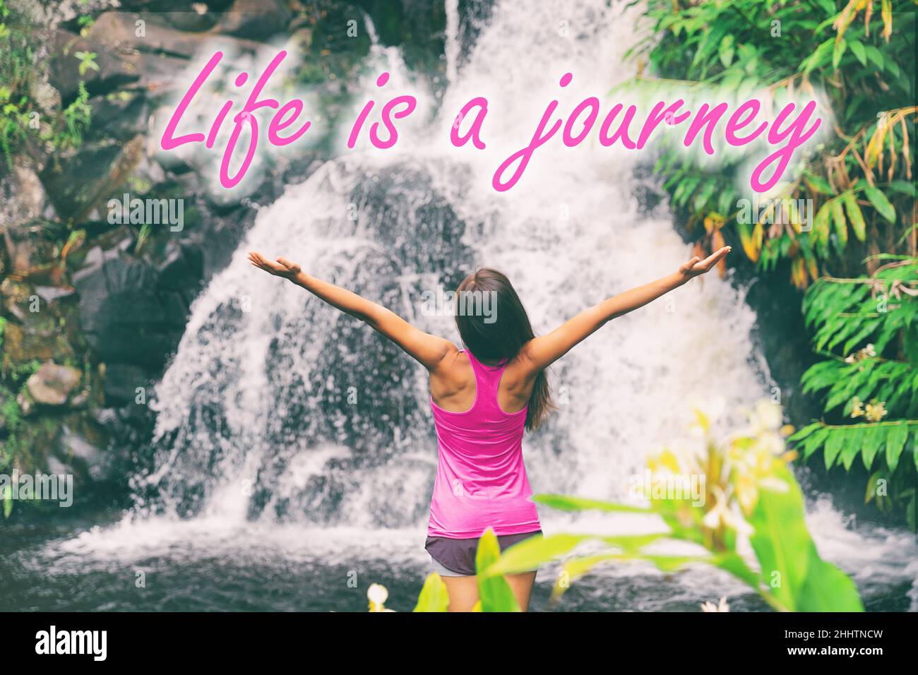 Message De Motivation La Vie Est Un Voyage Ecrit Au Dessus De La Femme Heureux Citation Inspirante Sur La Cascade Avec Une Fille A Bras Ouverts Nature Naturelle De L Eau Photo Stock Alamy