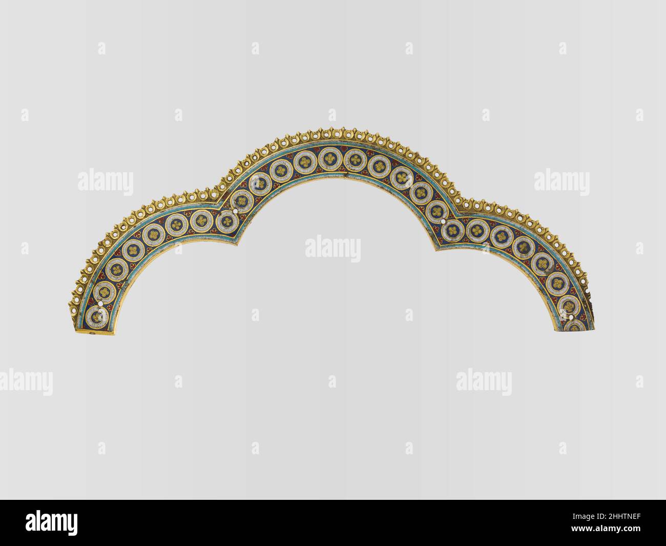 Arche de tri-Lobed d'un sanctuaire reliquaire ca.1200 Nicholas de Verdun et les disciples de Cologne Un immense sanctuaire doré à la cathédrale de Cologne contient des reliques que l'on croit être des trois Rois bibliques qui ont apporté des dons d'or, d'encens, et de myrrhe à l'enfant Jésus.Les reliques ont été acquises à Milan en 1164, et le GoldsmithNicholas de Verdun a été commandé pour créer l'un des plus ambulioureliquaires d'Europe.Cette petite arche, qui vient de cet important sanctuaire, a été enlevée lors des restaurations du XIXe siècle.Arche de tri-Lobed d'un sanctuaire reliquaire 467721 Banque D'Images