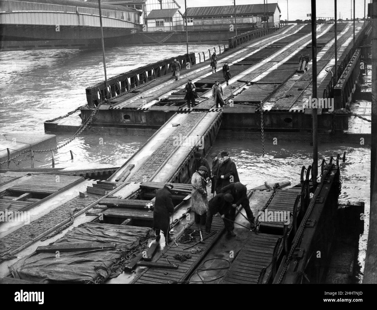 Gare maritime de Seacombe.La route flottante après deux sections ont été arrachées par un gale, laissant les troisième sections qui se tiennent, est tombée sur un ponton.Wirral, Merseyside, 30th décembre 1955. Banque D'Images