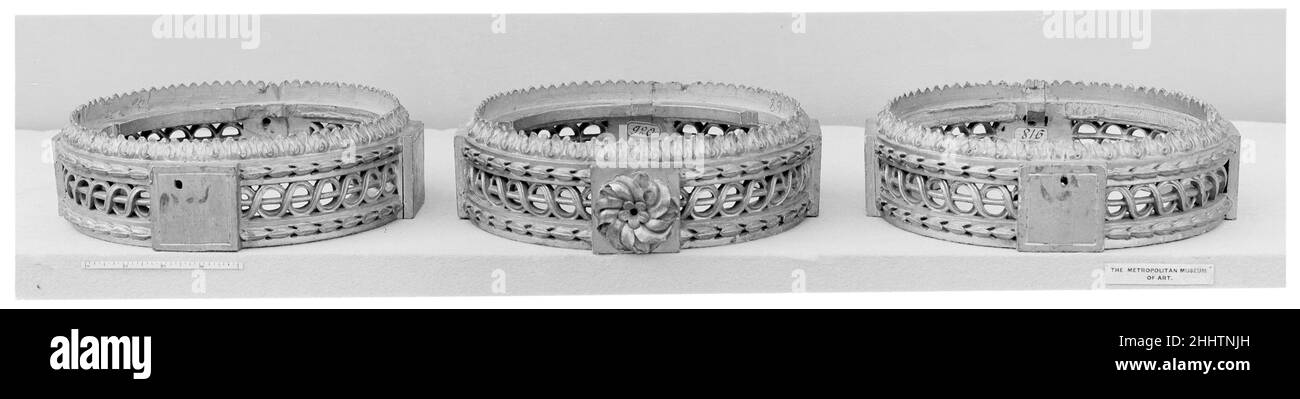 Jeu de trois supports (?)18th siècle français.Jeu de trois supports (?).Français.18th siècle.Bois, doré.Boiseries Banque D'Images