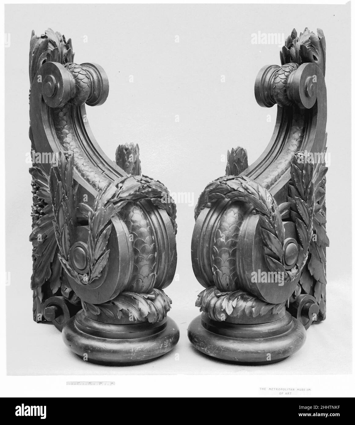 La paire de consoles prend en charge le français du 18th siècle.Deux supports de console.Français.18th siècle.Bois sculpté et taché.Meubles en bois Banque D'Images