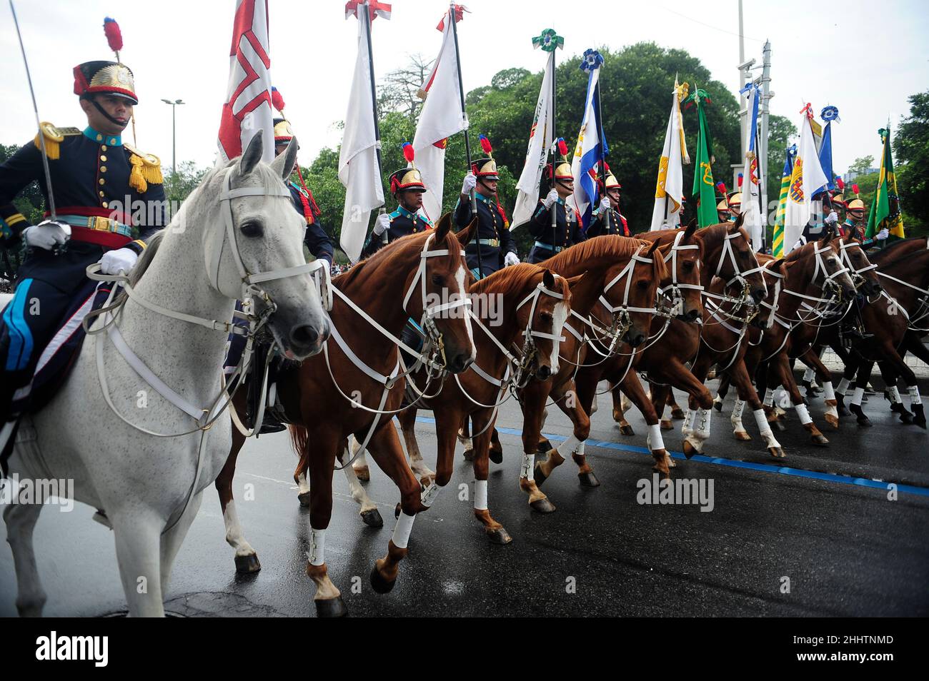 Défilé militaire le jour de l'indépendance. Troupes uniformes historiques des forces armées brésiliennes marchant sur des chevaux dans la rue Banque D'Images