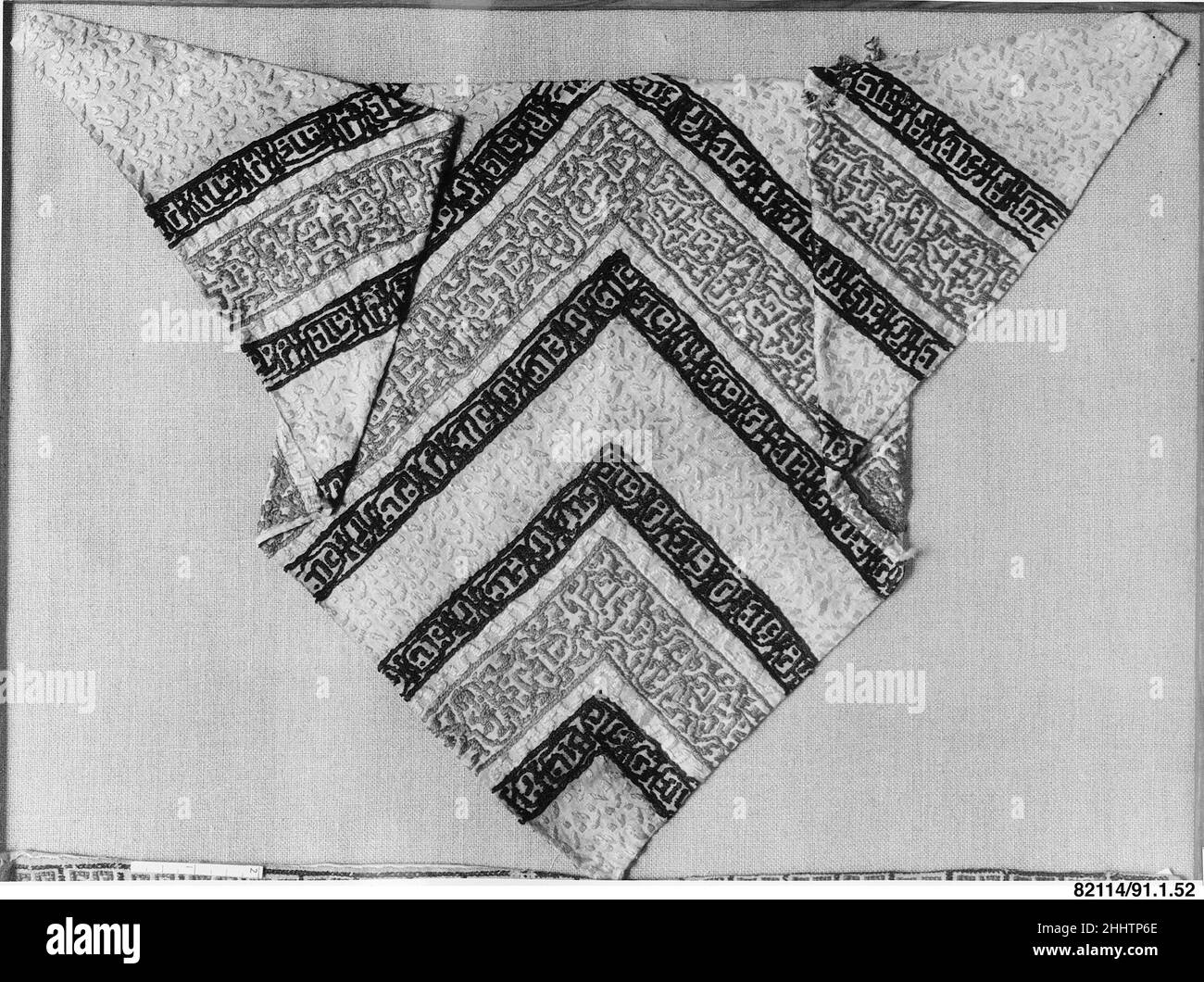 Fragment textile 19th siècle.Fragment textile.19th siècle.Lin et soie.Attribué à probablement l'Algérie.Textiles brodés Banque D'Images