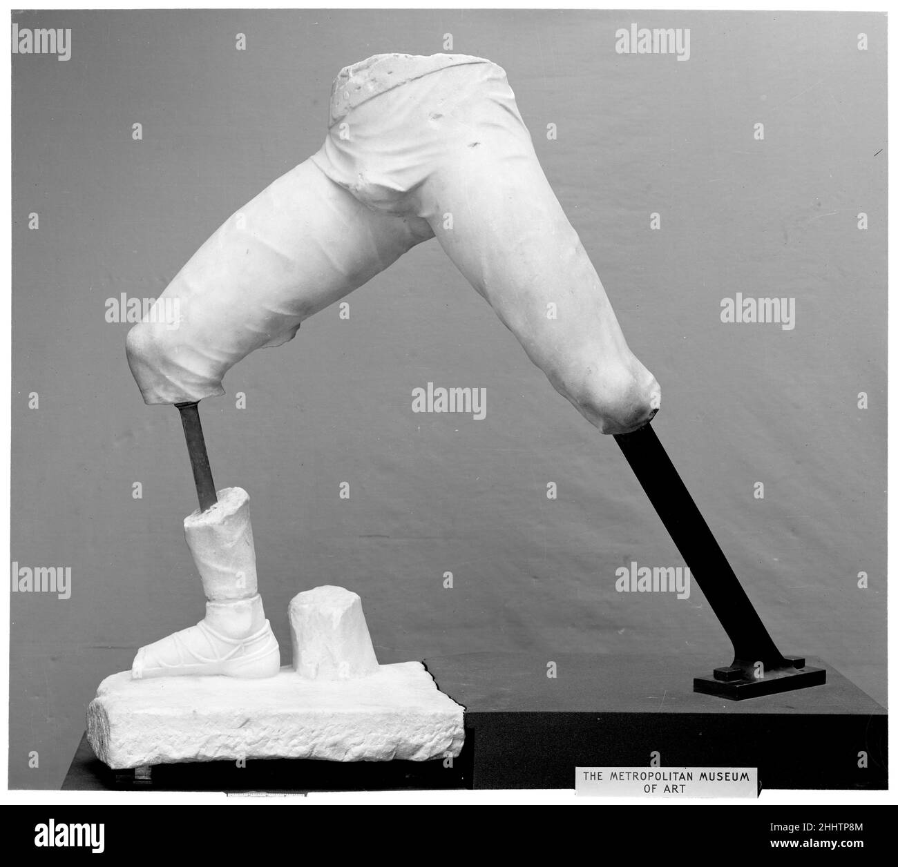 Statue en marbre d'un combat Gaule 2nd ou 1st siècle avant J.-C. grec dit être de Cerveteri, Italie.ce chiffre peut être identifié par son pantalon comme l'un des ennemis barbares que les Romains ont fait face à leurs frontières du nord.Les Celtes ou Gaules, un ensemble diversifié de tribus avec une culture commune, ont été installés dans une grande partie de l'Europe et les tribus germaniques ont habité la région au-delà du Danube et du Rhin.Bien que tous ces gens portaient un pantalon ajusté, cette figure représentait probablement un épeautre en raison de la ceinture d'épée très détaillée suspendue de sa taille, avec des trous pour un fourreau métallique au niveau du Banque D'Images