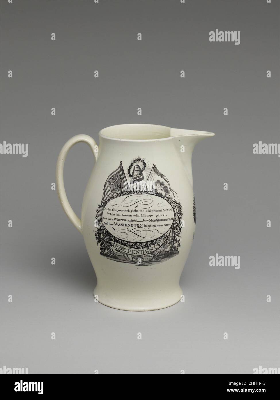 Pitcher 1800–1810 britannique (marché américain) Liverpool a produit de nombreuses céramiques imprimées par transfert avec des images patriotiques pour le marché américain.Les représentations de George Washington et de sites importants de la guerre d'indépendance étaient particulièrement populaires.L'impression de transfert a permis aux fabricants de reproduire facilement des images, comme sur ce pichet portant la représentation de George Washington avec une carte des États-Unis.La faïence blanche imprimée en noir ou bleu était un style courant et abordable.Pichet 5653 Banque D'Images
