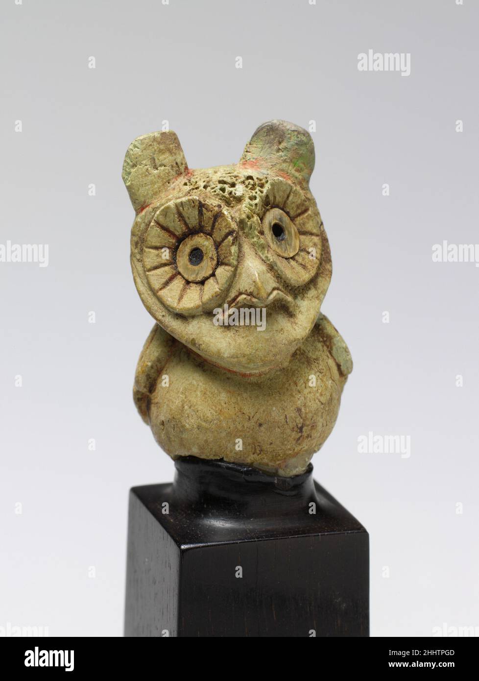 Figure d’un hibou les hiboux de 3rd à 6th siècles étaient un sujet populaire pour les artistes de Moche sur la côte nord du Pérou.Ils ont été représentés dans le métal (voir par exemple les numéros d'accès 1987.394.312, 1987.394.28, 1987.394.56, 1987.394.118 et 1979.206.1227 de met), la céramique (66.30.5, 64.228.19 et 64.228.2), le bois, et,comme illustré ici, en os.Dans cet exemple, le sculpteur a soigneusement indiqué les « touffes d’oreilles » de la chouette (pas vraiment les oreilles, mais plutôt les touffes de plumes observées sur certains hiboux) et les plumes formant un cercle autour des yeux.Le motif zigzag sur le dos représente également des plumes, ici mis en évidence par Banque D'Images