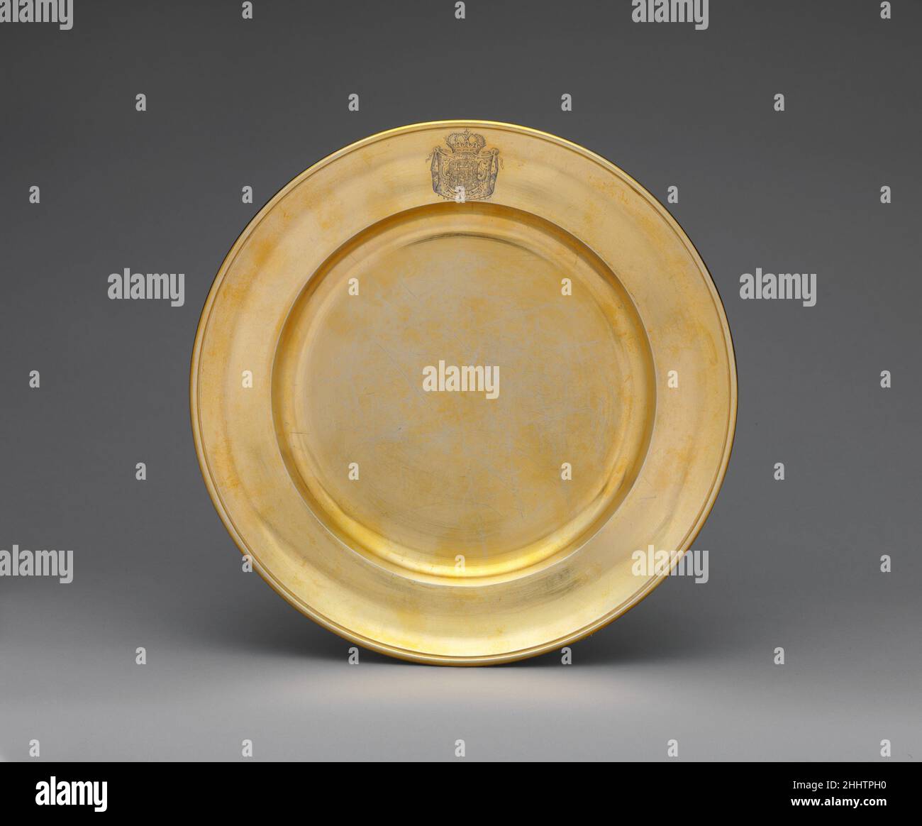 Plaque (une de deux) 1730 Gottlieb Menzel ces plaques font partie de l'ajout au Service à double-doré d'environ 1718.Le nombre 224 incisé au dos indique l’étendue de ce premier grand service de parade allemand, fait pour le grand-père d’Albert Augustus II le fort (1670–1733), le roi de Pologne (1697–1704, 1709–33) et l’électeur de Saxe (1694–1733; d’où les armes gravées).On se souviendra mieux du roi comme un mécène des arts et de l'architecture, en commandant le palais Zwinger et le légendaire coffre-fort vert rempli de trésors ornés de bijoux ainsi que des chambres séparées présentant de l'argent et des gils Banque D'Images