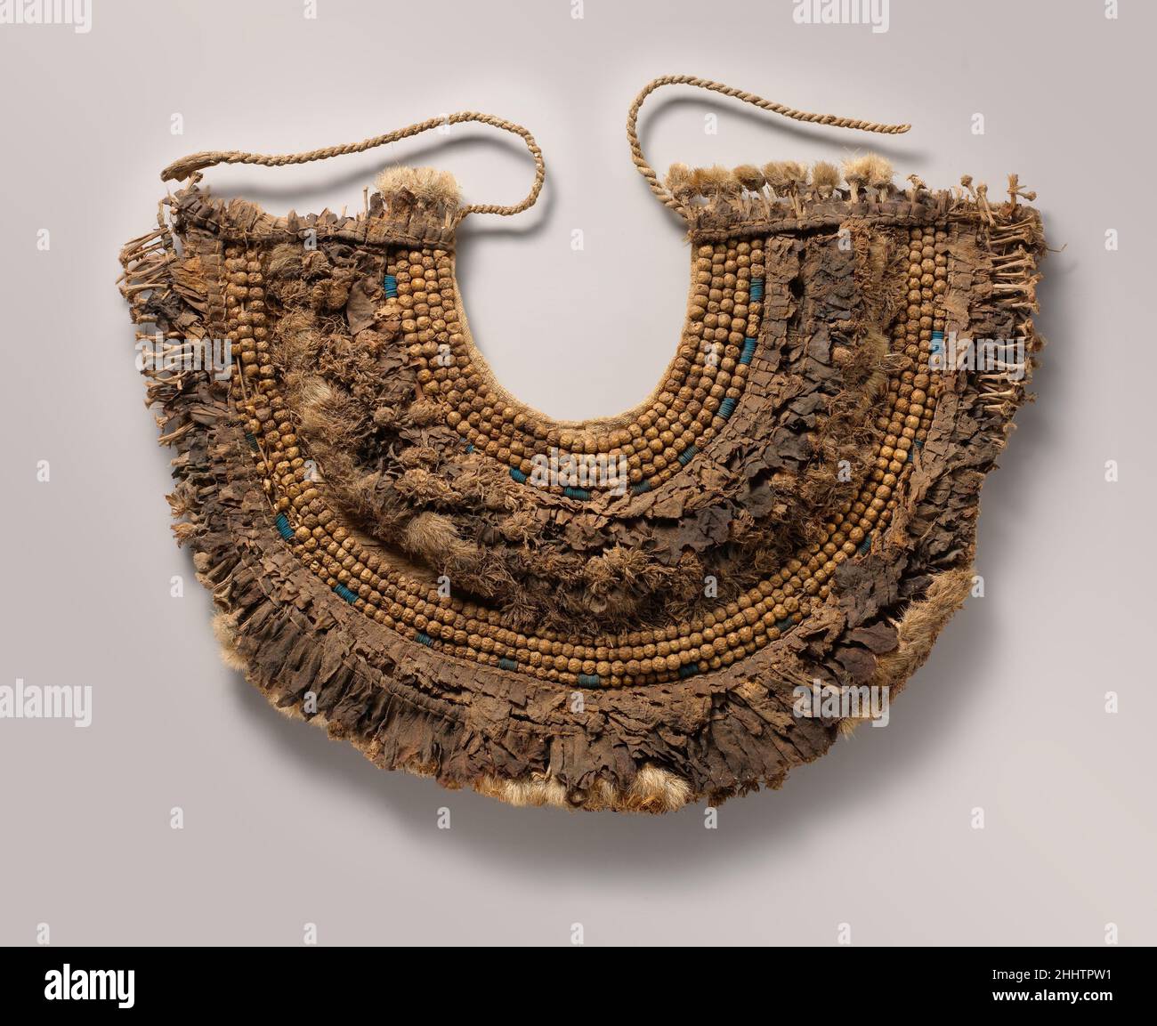Colliers floraux de Tutankhamun Embalming cache ca.1336–1327 C.-B. Nouveau  Royaume ces colliers floraux remarquablement bien conservés, du cache  embaumant de Toutankhamun, illustrent la façon dont les grands colliers, si  souvent représentés dans