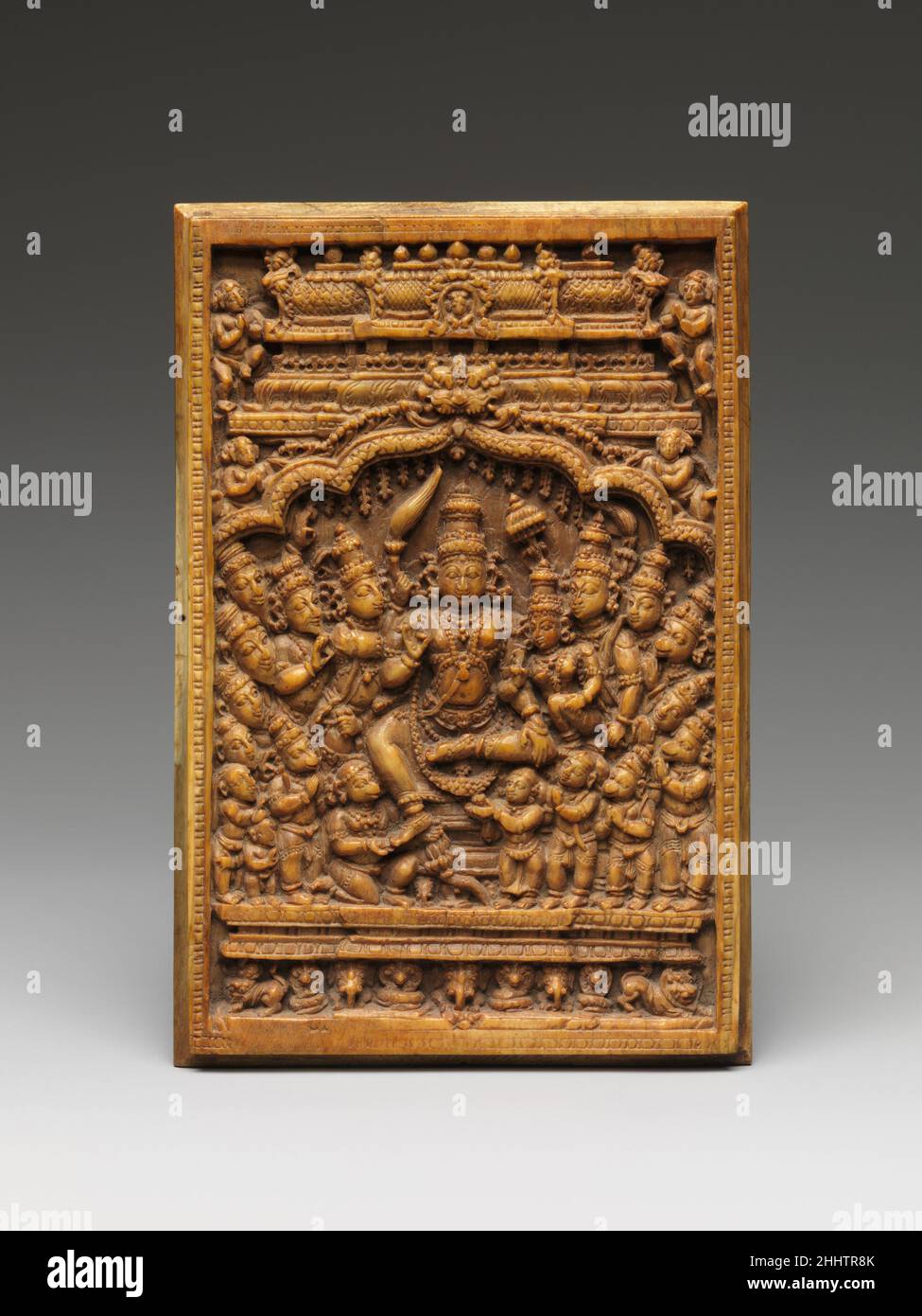 Rama, Sita et Lakshmana étant honorés par Sages, Hanuman,Et son armée 17th–18th siècle Inde (Tamil Nadu) ce petit panneau, probablement pour culte dans un sanctuaire de la maison, dépeint un Rama entroné, la septième incarnation de Vishnu, assisté par son consort, Sita, et à sa droite le jeune frère de Rama, Lakshmana, tenant un arc.Le noble ensemble est vénéré par une assemblée d'hommes saints (risishis) et l'armée de singes de Hanuman, tous tenant leurs mains dans la mudra anjali, un geste de révérence.Hanuman lui-même s'agenouille devant son Seigneur et touche son pied, un acte de profond respect.Le set divin Banque D'Images