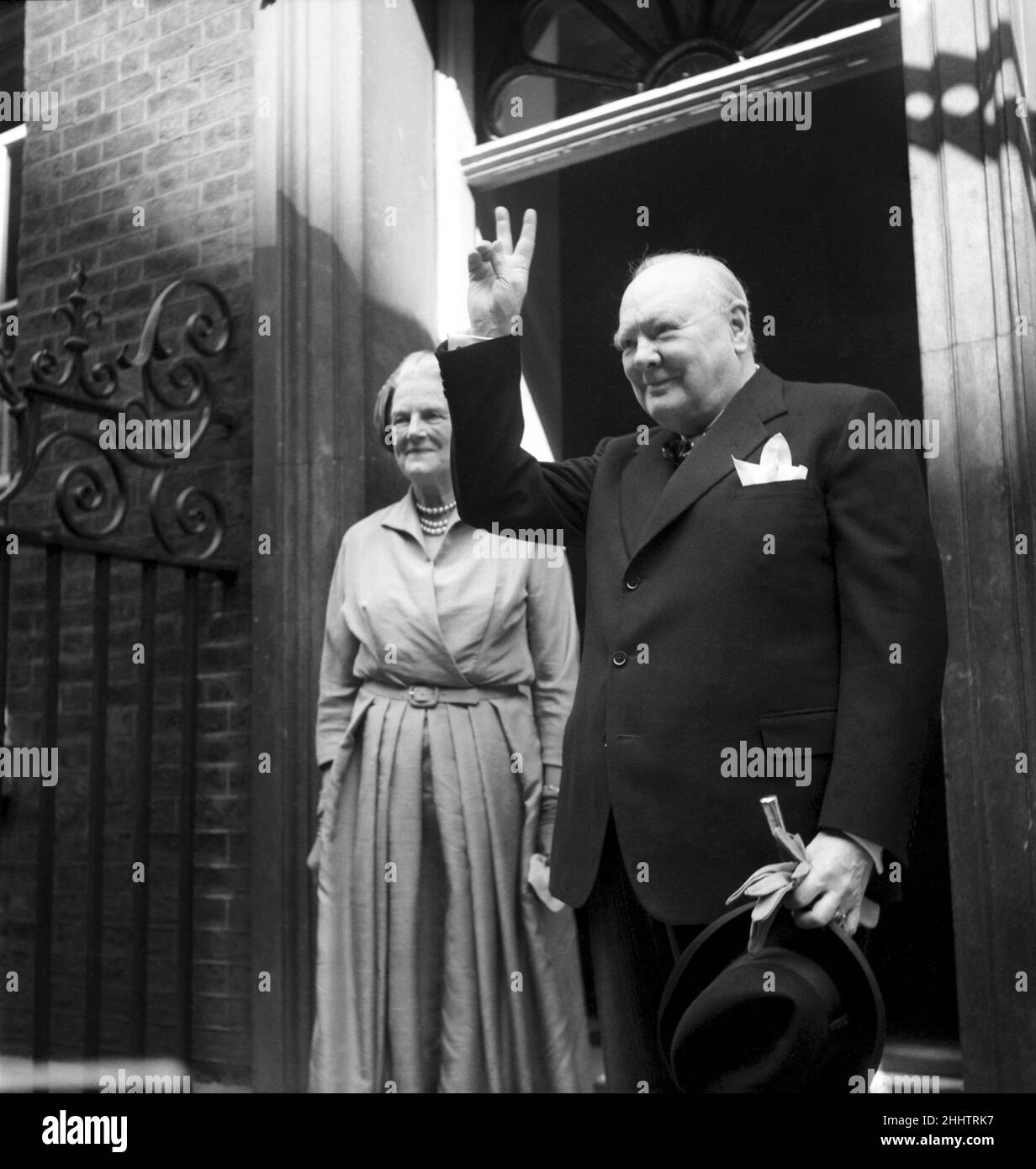 Le premier ministre Winston Churchill donne le signe de la victoire sur les marches du 10 Downing Street après le mariage de sa fille à Anthony Eden.Août 1952 C4062 Banque D'Images
